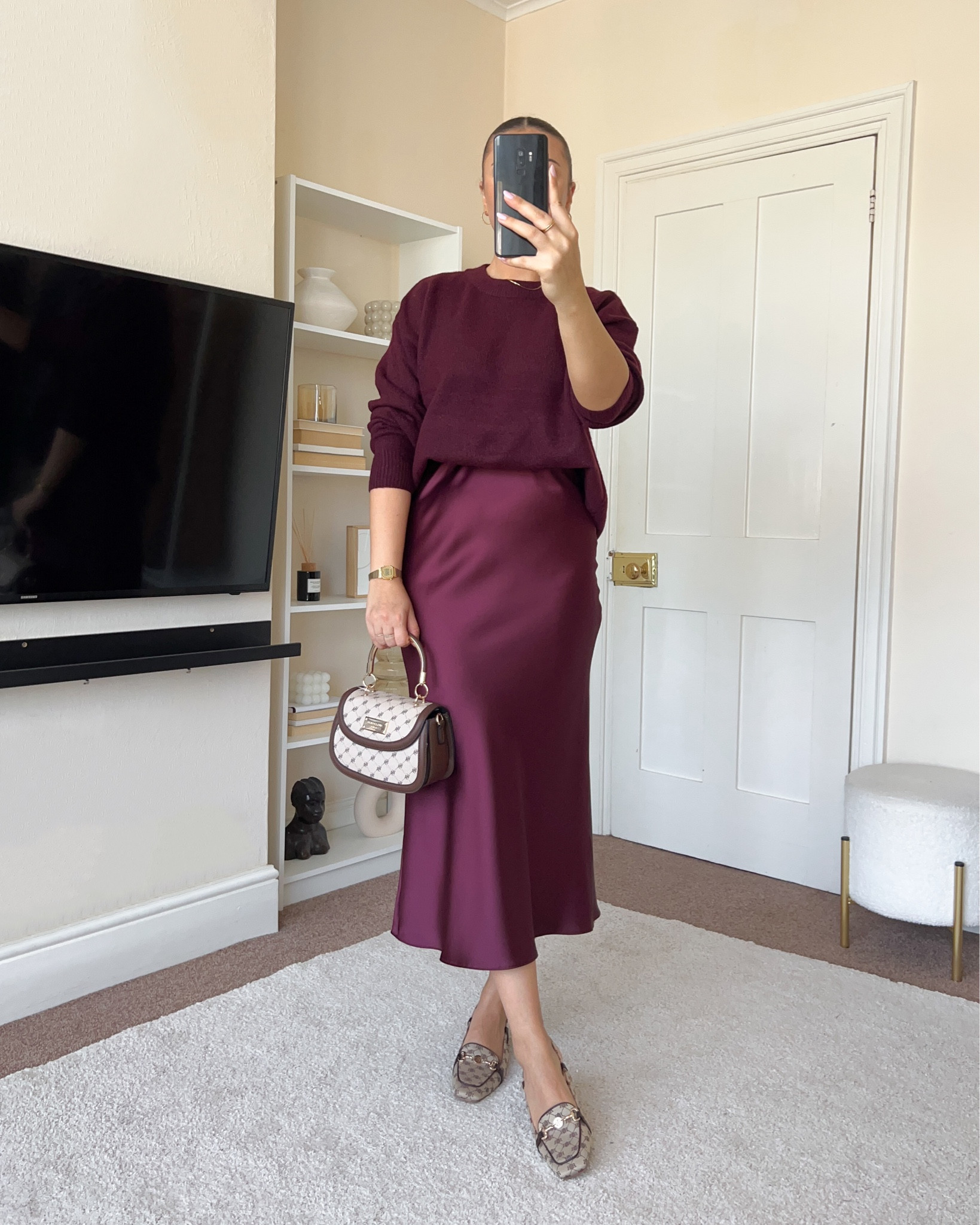 Casual & chic autumn outfit.
Jumper is from New Look, wearing size S.
Skirt is from New Look, wearing size UK10.
Shoes and bag are from River Island.

#LTKfindsunder100 #LTKstyletip #LTKeurope