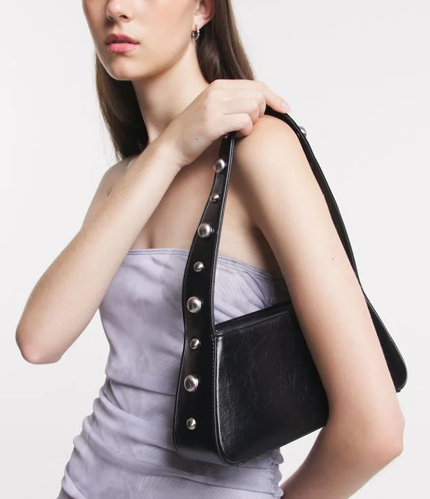 Bolsa Baguete em PU com Detalhes em Metal Preto | Renner (BR)