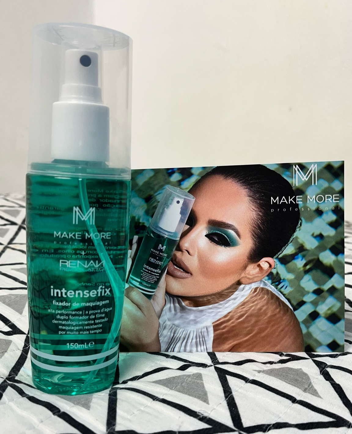 Recebi ontem o lançamento da Make More em parceria com o Renan Pissolato que é o Intensefix. 
.
Ele é um fixador de maquiagem que deixa ela SUPER resistente, tanto a água quanto a atrito. Isso se dá por conta da fórmula dele que cria uma película na pele, fazendo assim a maquiagem ficar hiper resistente.
.
Testei a resistência dele borrifando por cima da sombra no meu braço. O resultado foi incrível!! Não saiu nada nada da sombra!!
.
Vou gravar um vídeo falando de como usar um spray fixador usando ele. Fiquem ligados 💙

#LTKbrasil #LTKbeauty #LTKFind