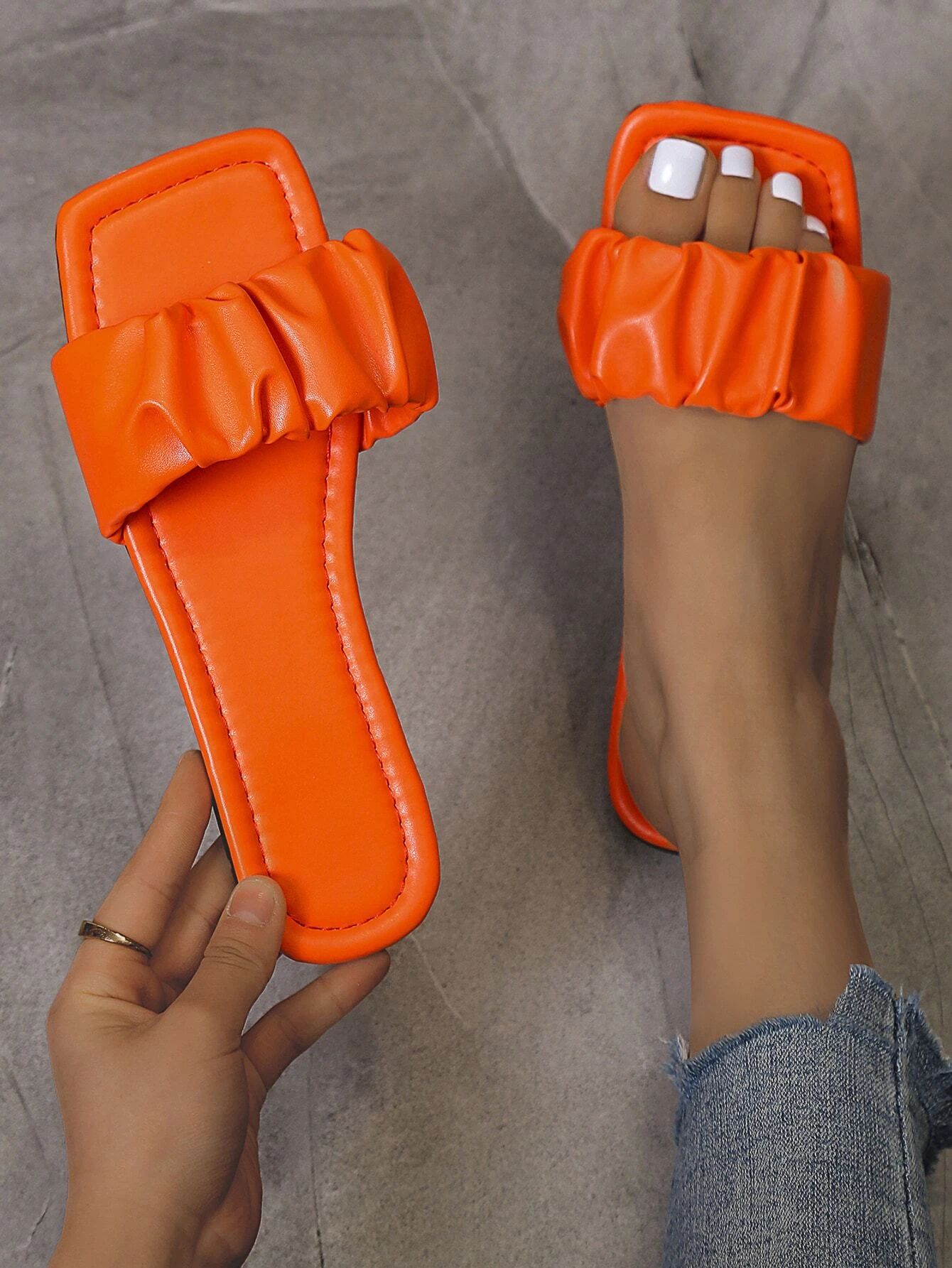 Women Minimalist Ruched Detail Slide Sandals, Funky Summer Flat Sandals | SHEIN