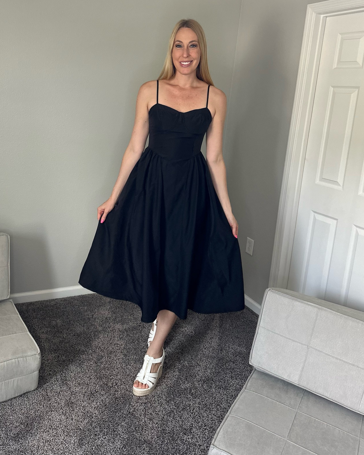 Elegant little black dress for summer nights out
🖤 I love how it gives you a perfect figure 
🖤 it does have some stretch to it
🖤fits true to size, wearing size small and I am 5’10”