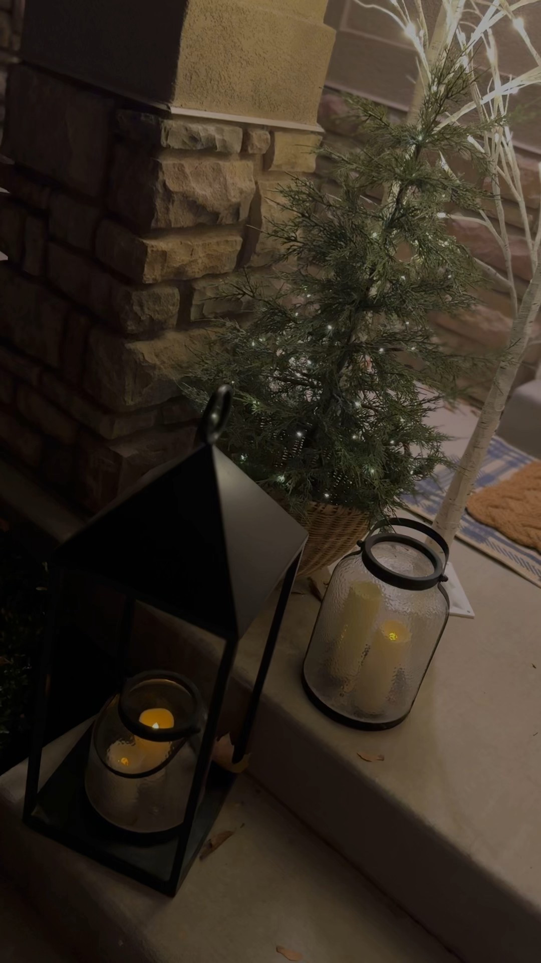 Holiday porch details — ✨

#LTKHome #LTKSeasonal #LTKHoliday