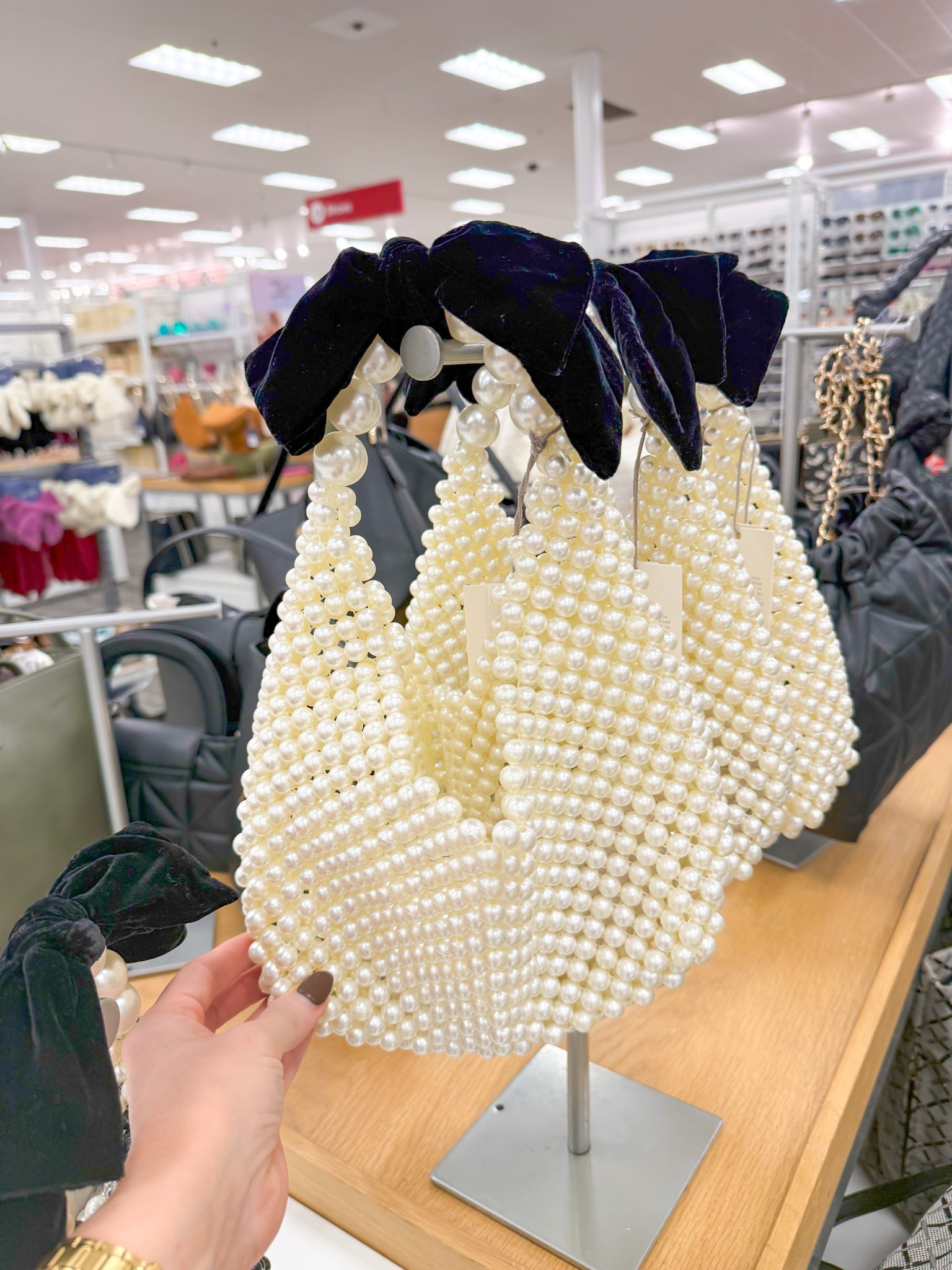 Pearl clutch // holiday style 






Evening bag 
Handbag 
Bow purse 
Target style 
Target finds 

#LTKFindsUnder50 #LTKItBag #LTKxTarget