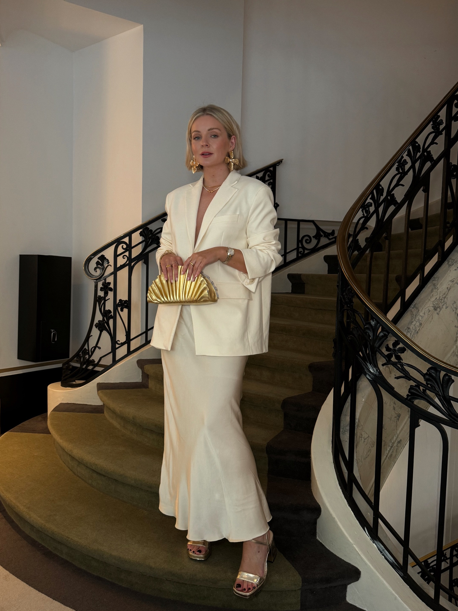 Cream and gold outfit ✨ cream satin skirt, paired with a cream blazer and gold accessories for an evening in Paris 