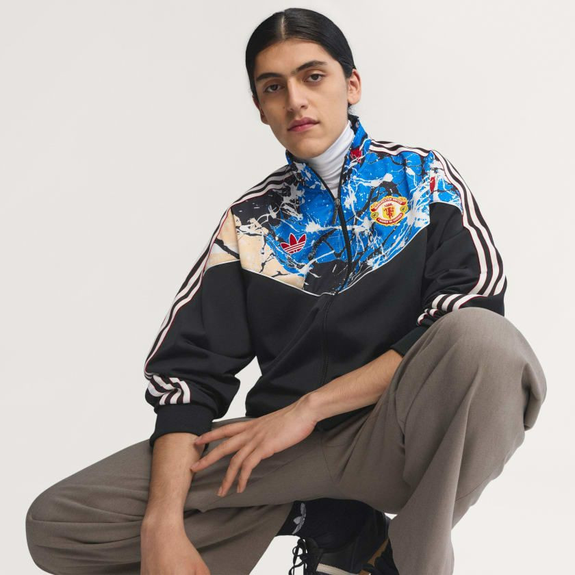 A nova colaboração entre a Adidas, o time Manchester United e banda de rock The Stone Roses faz uma homenagem ao movimento cultural Madchester, que estourou no fim dos anos 1980 no norte da Inglaterra e abriu caminho para a cena clubber e uma nova geração de bandas inglesas na década seguinte.

O ponto de partida é capa do primeiro álbum da banda, de 1989, com a arte de John Squire, que estampam camisas de aquecimento e peças casuais, como jaquetas e agasalhos, ultrapassam a fronteira entre o estádio e as ruas. 

 #LTKbrasil #LTKfitness #LTKhomens