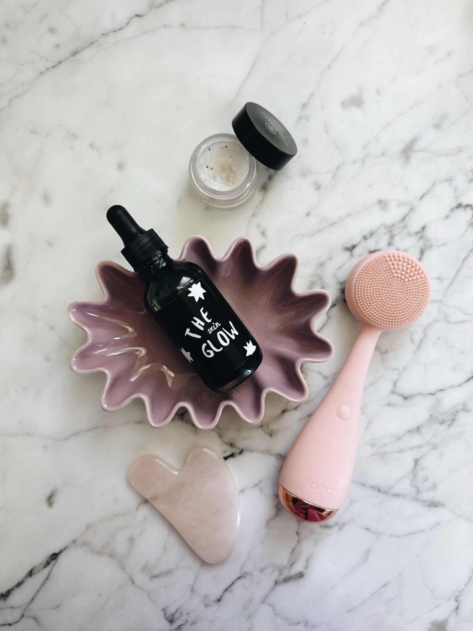 The key to beautiful, glowy skin? Less is more. DIY Glow Serum with Frankincense and Blue Tansy essential oils from Young Living, topped with jojoba oil. Ditch the harsh chemicals and expensive beauty products. Your skin will thank you  

#LTKbeauty