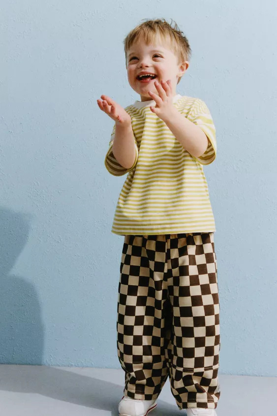 Balloon pants with elastic waistband. Checkerboard print and label appliqué at hem. | Zara US