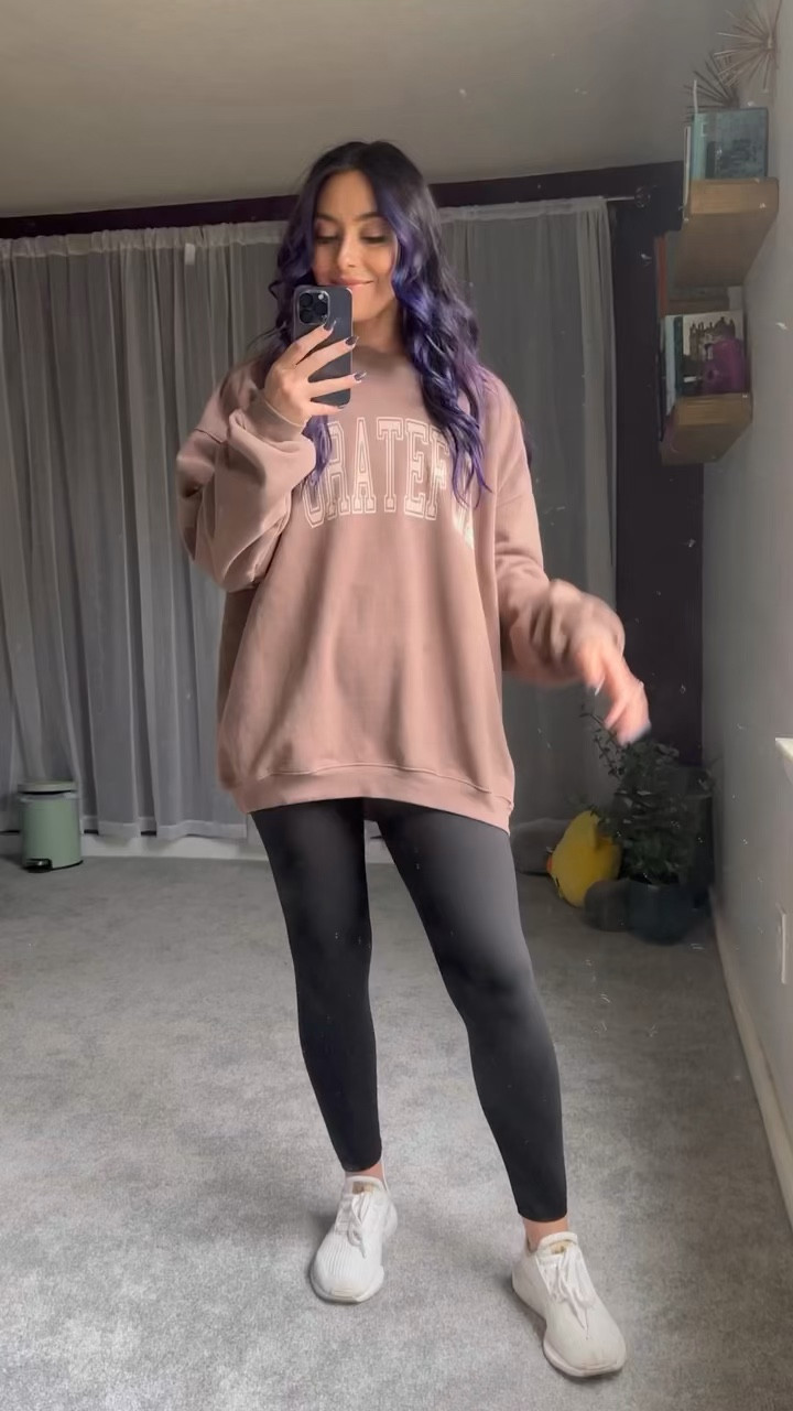 Loving this oversized sweater look!