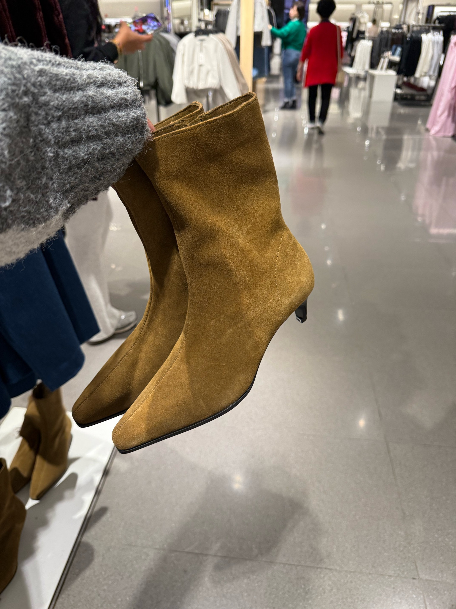 The cutest suede boots - perfect to go with my NYFW outfits 

#LTKShoeCrush #LTKNYFW #LTKStyleTip