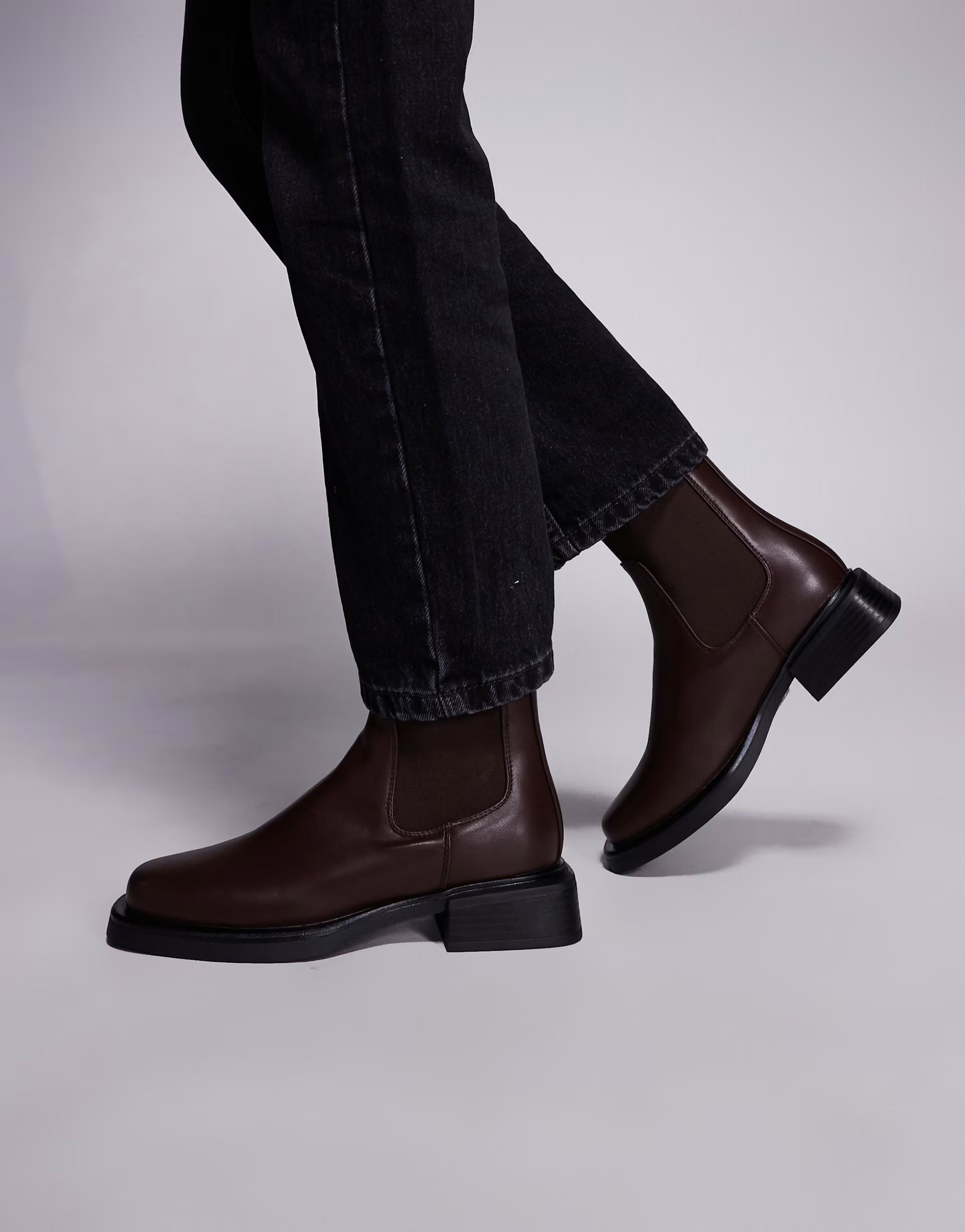 SIMMI London - Duff - Lage chelsea boots in bruin | ASOS | ASOS (Global)
