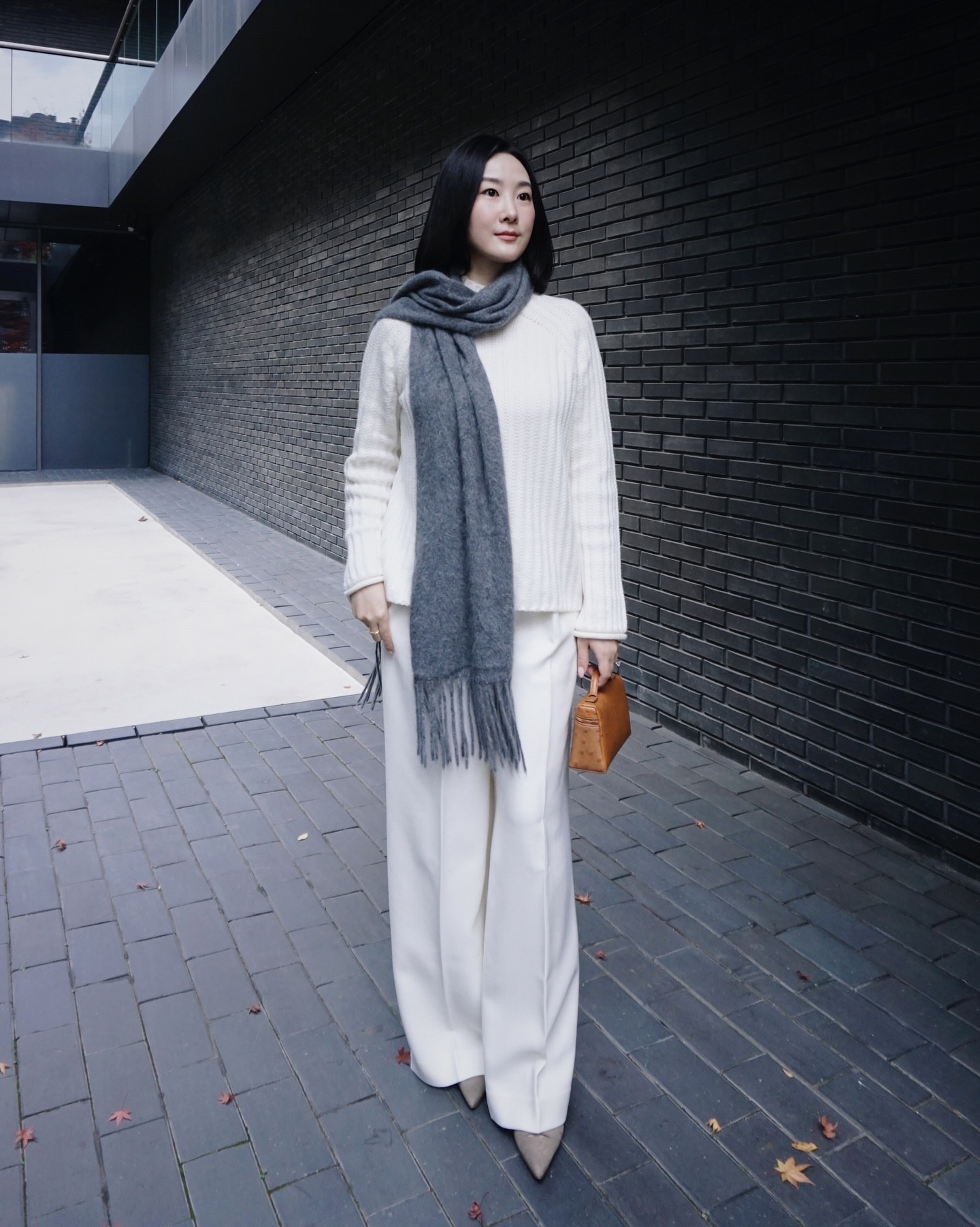 #광고 @lilysilk 따뜻하고 고급스러운 올화이트 겨울 코디🤍 연말을 화사하게 밝혀줄 아이템들 소개해요.

Pointelle Mock Neck Sweater / XS
▪️https://lilysilk.to/MAKVOiN
예쁜 짜임에 반한 스웨터로 가볍고 따뜻한 
울 캐시미어 블렌드 덕분에 착용감까지 완벽했어요.

Silk-Wool Tweed Blend Trousers / 2
▪️https://lilysilk.to/iPatDXv
니트, 코트와 자연스럽게 어울리는 와이드 실루엣의 실크 울 트위드 팬츠. 가을 겨울 꼭 필요한 머스트 해브 아이템이에요.

Brushed Cashmere Scarf 
▪️https://lilysilk.to/KHlXiZB
보송보송 텍스처의 100% 캐시미어 스카프. 부드러움과 따뜻함은 물론, 넓은 폭 덕분에 숄처럼 둘러도 예쁘게 연출돼요✨

어떤 아우터와도 자연스럽게 어울리는 포근한 터치 덕분에
꾸민 듯 안 꾸민 듯 클래식한 무드가 살아나는 올화이트 룩.
데일리부터 연말룩까지 쭉 손이 갈 스타일이에요🤍

시크릿 코드 필요하신 분들은 DM 주세요!

.
.
.
.
#릴리실크 #Lilysilk #cashmere #wool #올화이트 #화이트룩 #겨울코디 #캐시미어니트 #스웨터 #니트 #니트코디 #와이드팬츠 #캐시미어머플러 #겨울패션 #연말룩 #오오티디 #스타일링 #스타일 #패션인플루언서 #패션블로거 #패션인스타 #ootd #winterstyle #quietluxury #classy #loropiana #manoloblahnik #Seoul #Koreanstyle