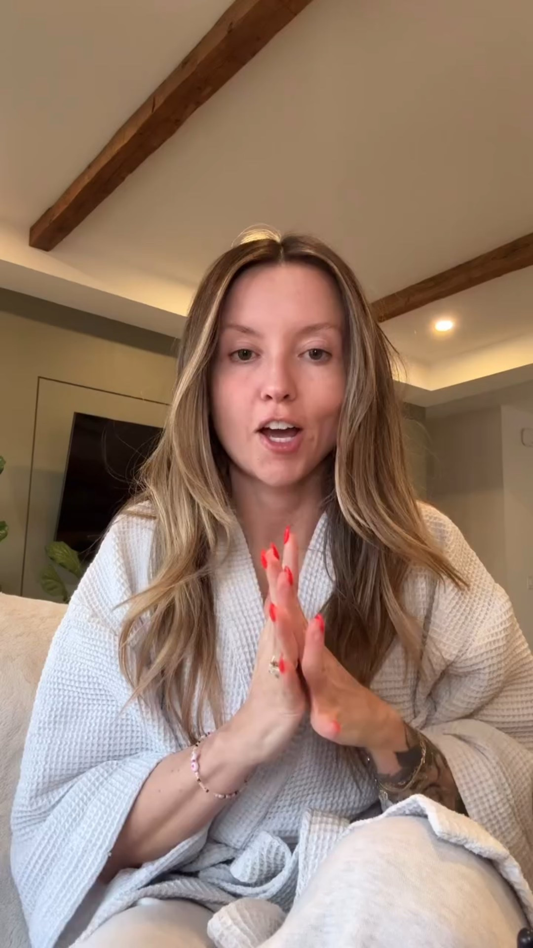 When the out takes are the only good part from your “get ready with me” video. 😂

How the F are yall doing these videos!?!? I swear to god I’m not this awkward IRL. I’m going to film another one tmo to see if I can get better cause fooooook me this was awful! 💁🏼‍♀️

#grwmreels #grwm #fail