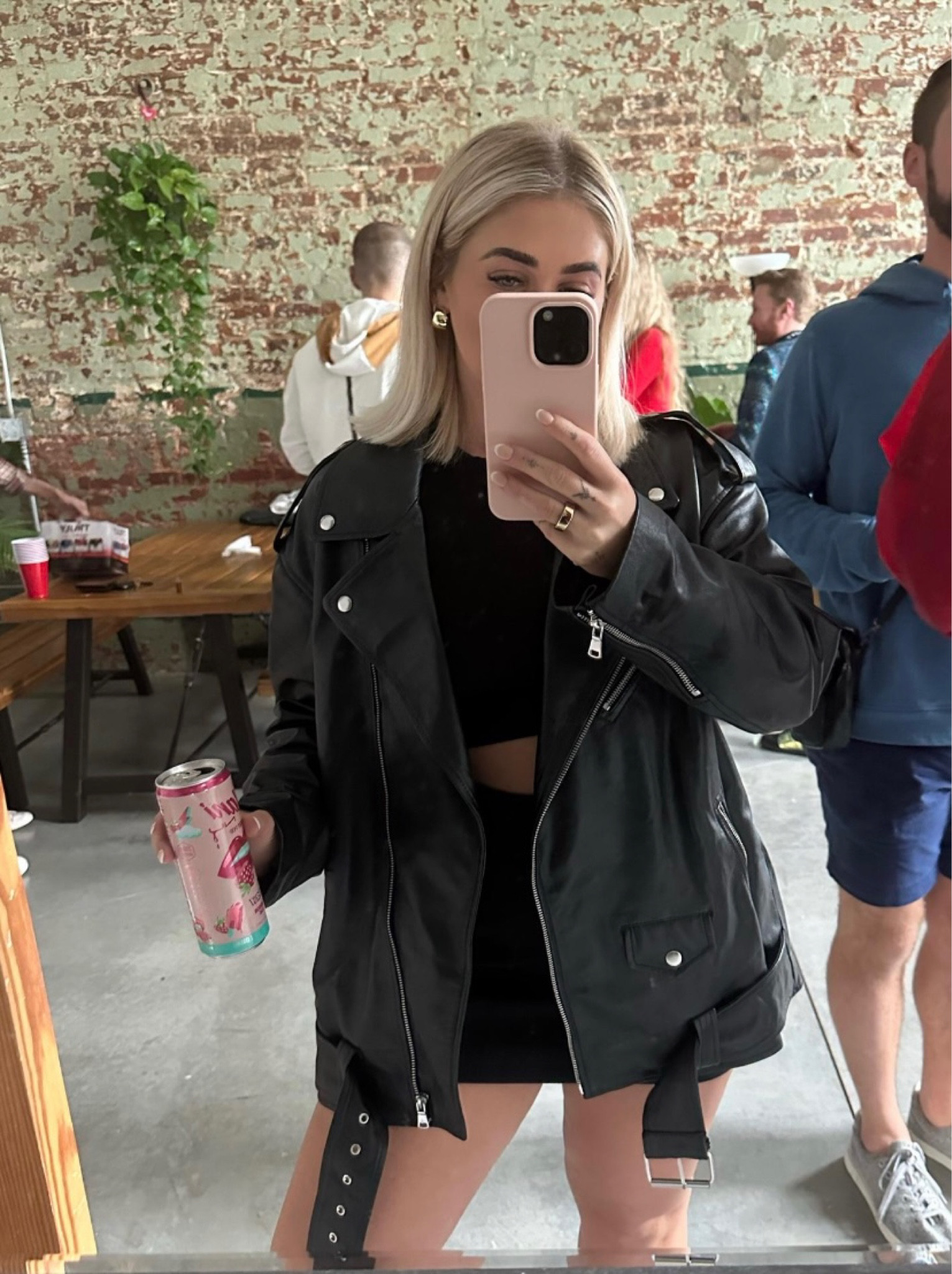 My go-to outfit when I don’t know what to wear! 🖤 

Top // medium 
Jacket // 8
Skirt // large 

#midsize #midsizestyle #outfitinspo