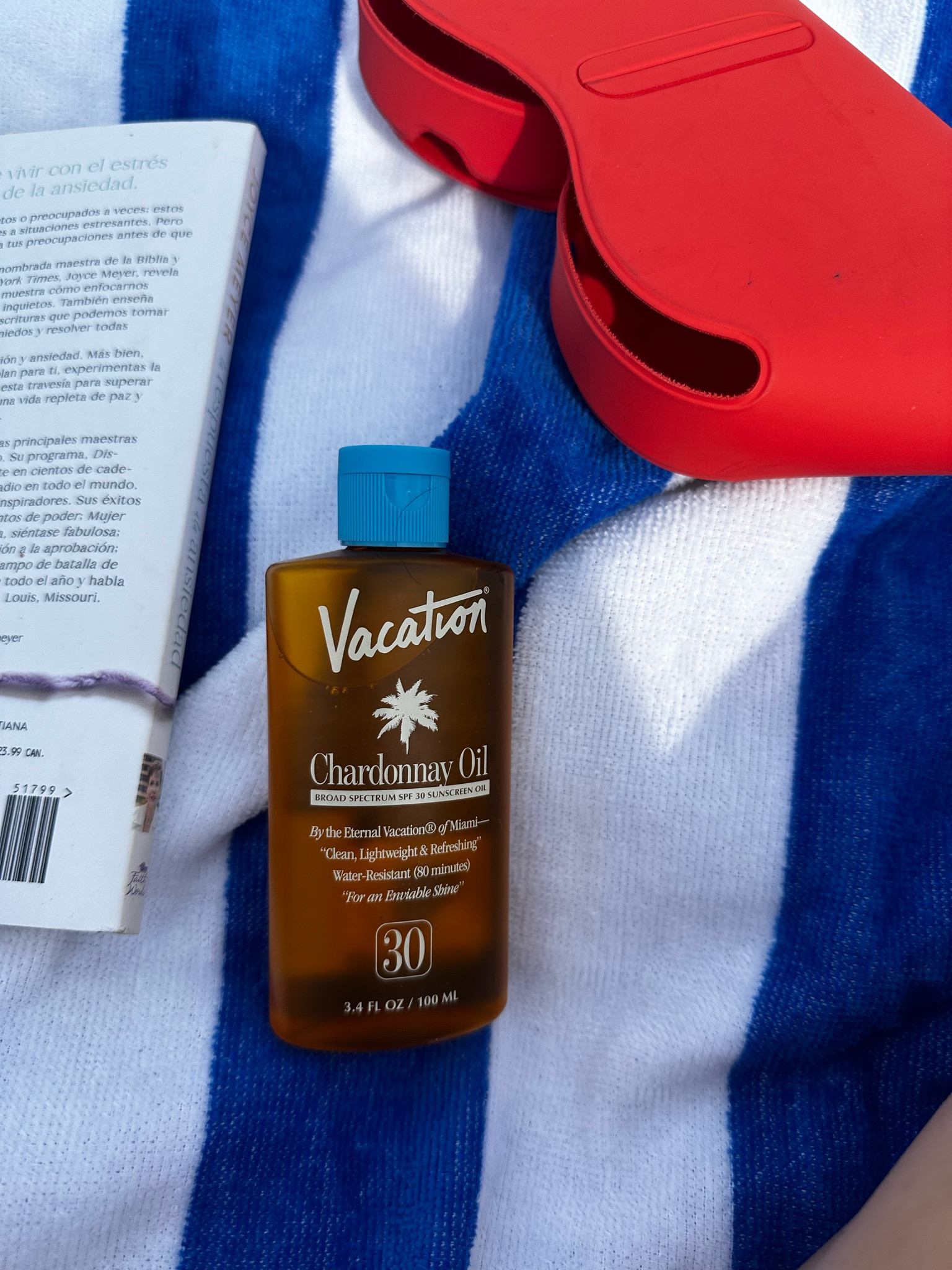 English: 
Love it This reef-friendly, lightweight sunscreen oil works to protect and hydrate skin while delivering a subtle shine ✨✨✨ 

Español: 
Lo amooo Este aceite protector solar ligero y respetuoso con los arrecifes actúa para proteger e hidratar la piel a la vez que aporta un brillo sutil ✨✨✨