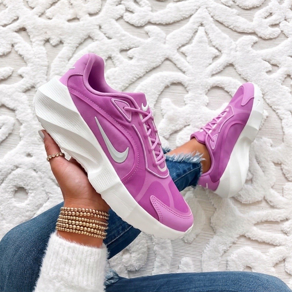 Nike Aura Edge sneakers runs true to size now 40% off