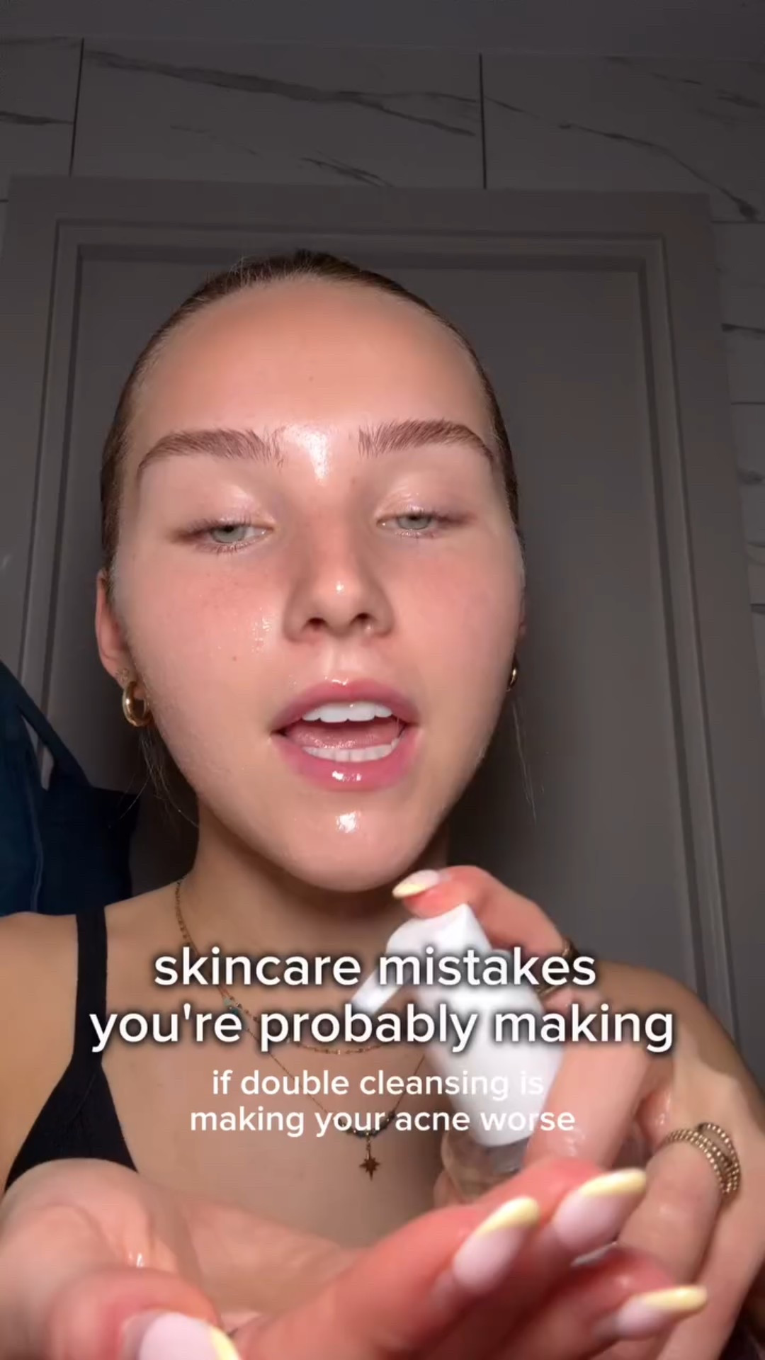 how to PROPERLY cleanse !!👀

products: 
@haruharuwonder_official black rice moisture deep cleansing oil & black rice moisture 5.5 soft cleansing gel (available @bootsuk )

1. apply oil based cleanser onto DRY skin
2. emulsify oil cleanser (add water)
3. use a non comedogenic oil cleanser
4. cleanse for 1 minute with each cleanser 
5. use water based cleanser 
6. ALWAYS finish with hydration !!

• 

#lifewithmils #doublecleansing #skincaremistakes #koreanskincare #cloggedpores #skintok #koreanskincare 