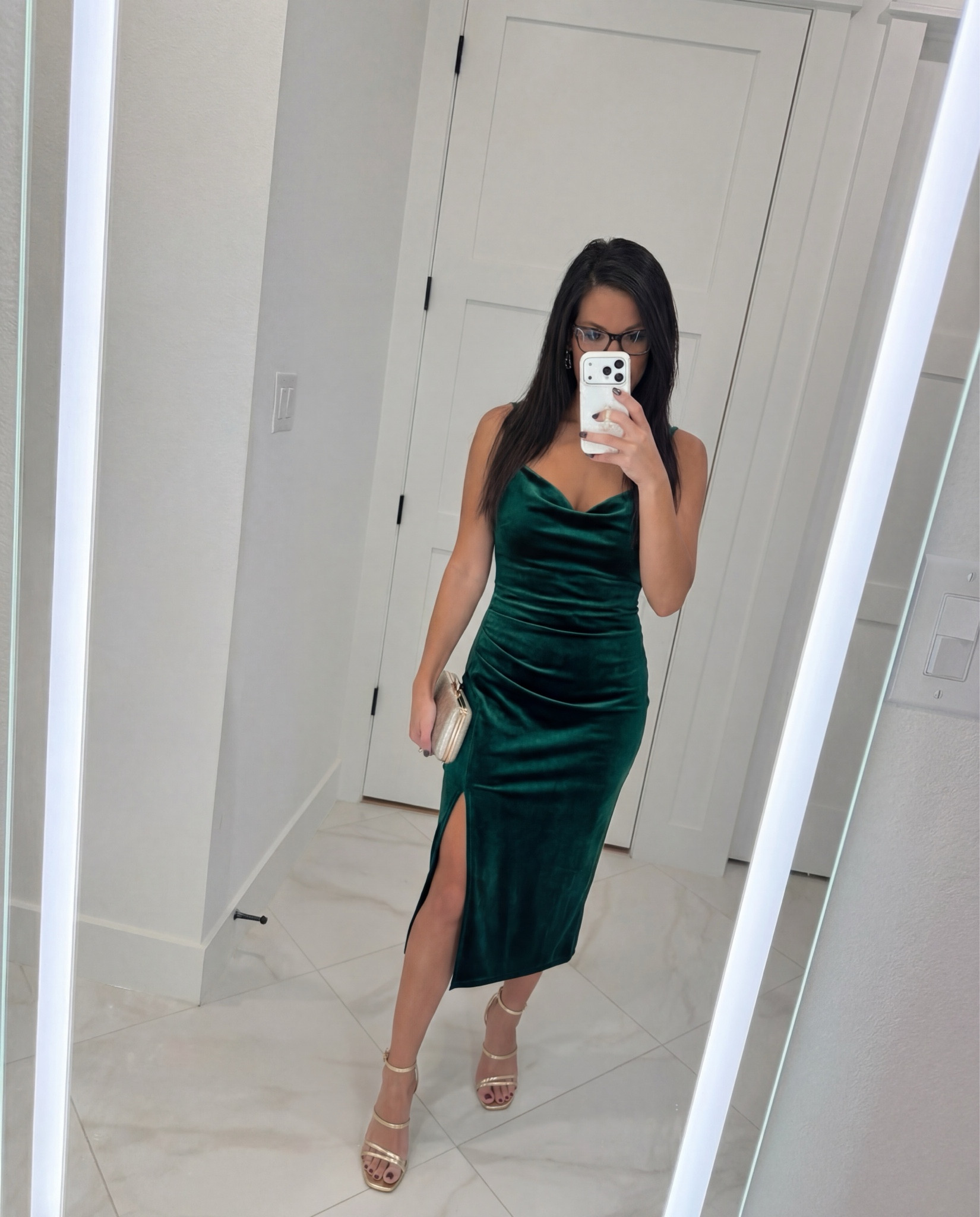 
Emerald velvet moment ✨ A sleek green midi dress with a soft draped neckline, subtle ruching, and a thigh-high slit—elegant, flattering, and made for holiday parties, weddings, or date night. Finished with metallic heels and a neutral clutch for a timeless, polished look.