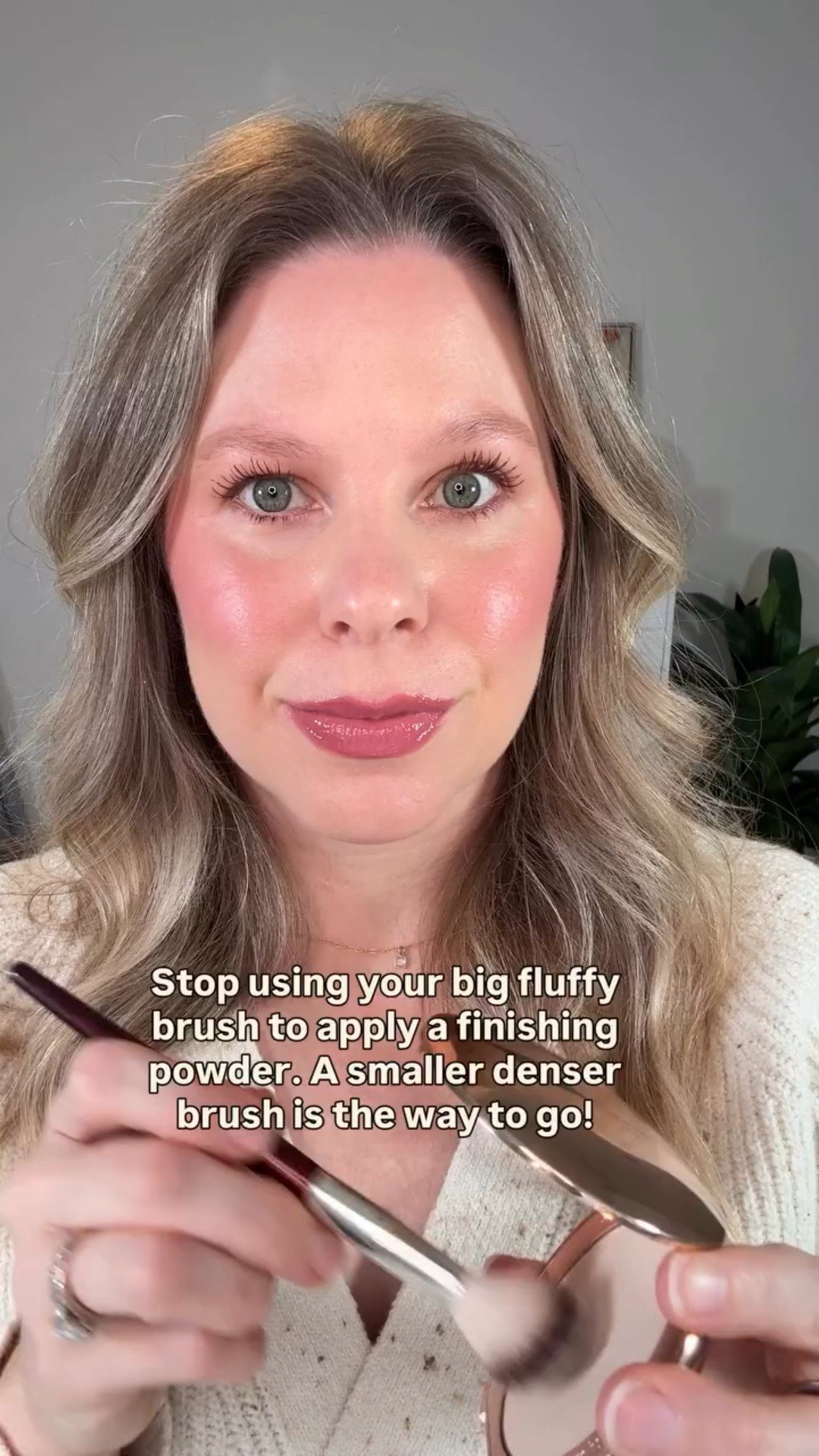 For a flawless finish, try applying finishing powder with a smaller, denser brush. This lets you target specific areas and avoid excess powder! I also press the powder into my skin with the brush to minimize texture. Give it a try and follow for more everyday makeup tips for women over 35 ☺️

Using @charlottetilbury powder and @thebkbeauty brush. Happy to send these your way for reference, just let me know in the comments below!

#makeuptips #makeupformatureskin