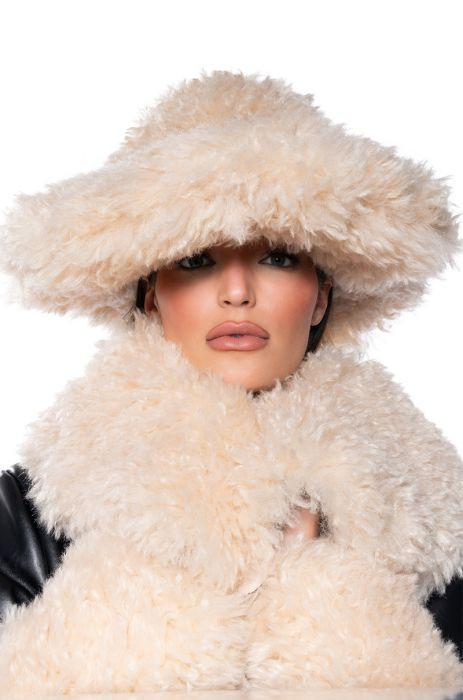 ULTIMATE FLUFF BUCKET HAT IN IVORY | AKIRA