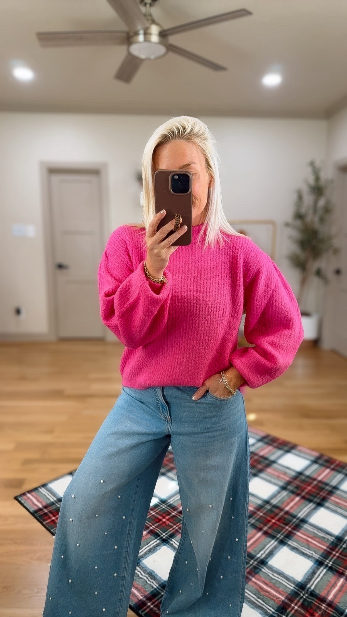 Oversized sweater size small
Jeans size 6
Jacket size small