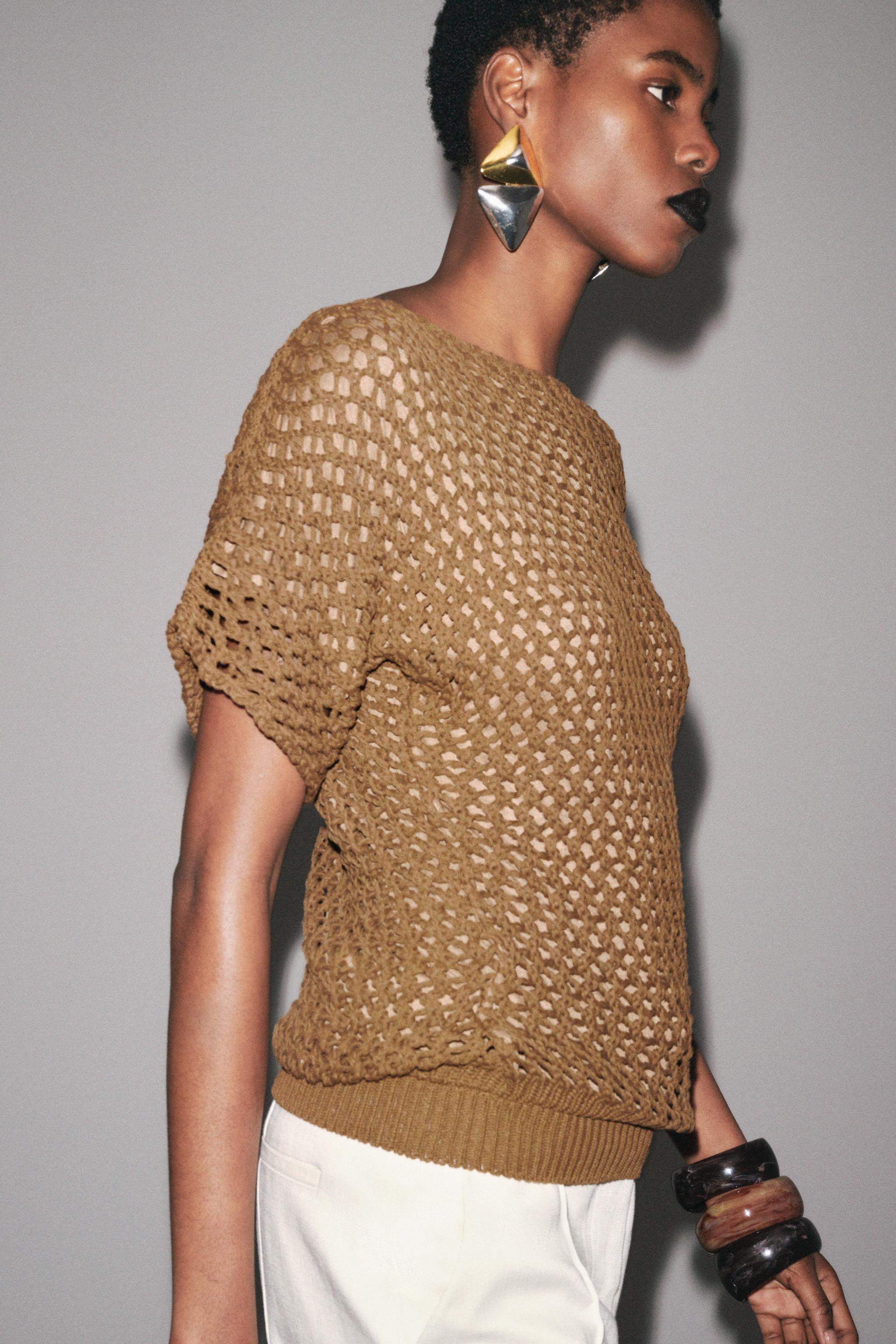 Boat neck short sleeve top. Perforated fabric detail. Inner lining. Ribbed hem. | Zara US