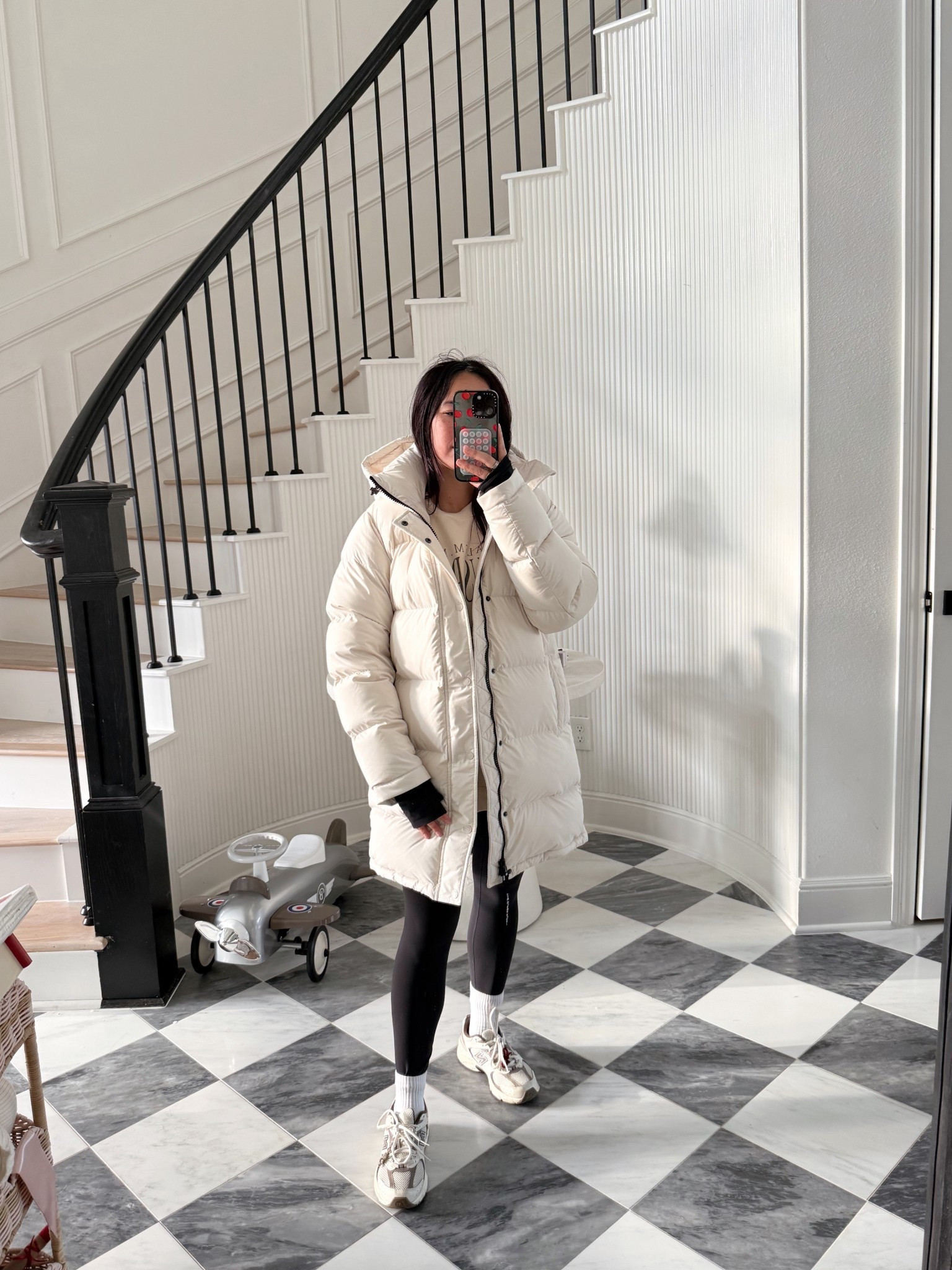 I've had the @aritzia super puff for 2 years and can vouch that it keeps you extremely warm! Runs TTS 