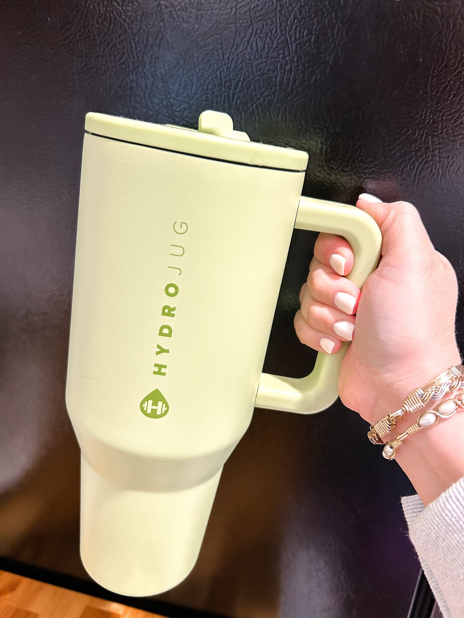 This color 😍 It’s sold out in the traveler but still available in some other things! 
Use my Hydrojug Code: HHURTT10