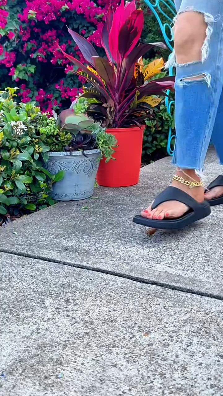 For the girlies who prioritize comfort 💖🌸 #crocs #crocssandals #comfortablesandals #summersandals #ad @Crocs  

 #LTKootd #LTKActive #LTKTravel
