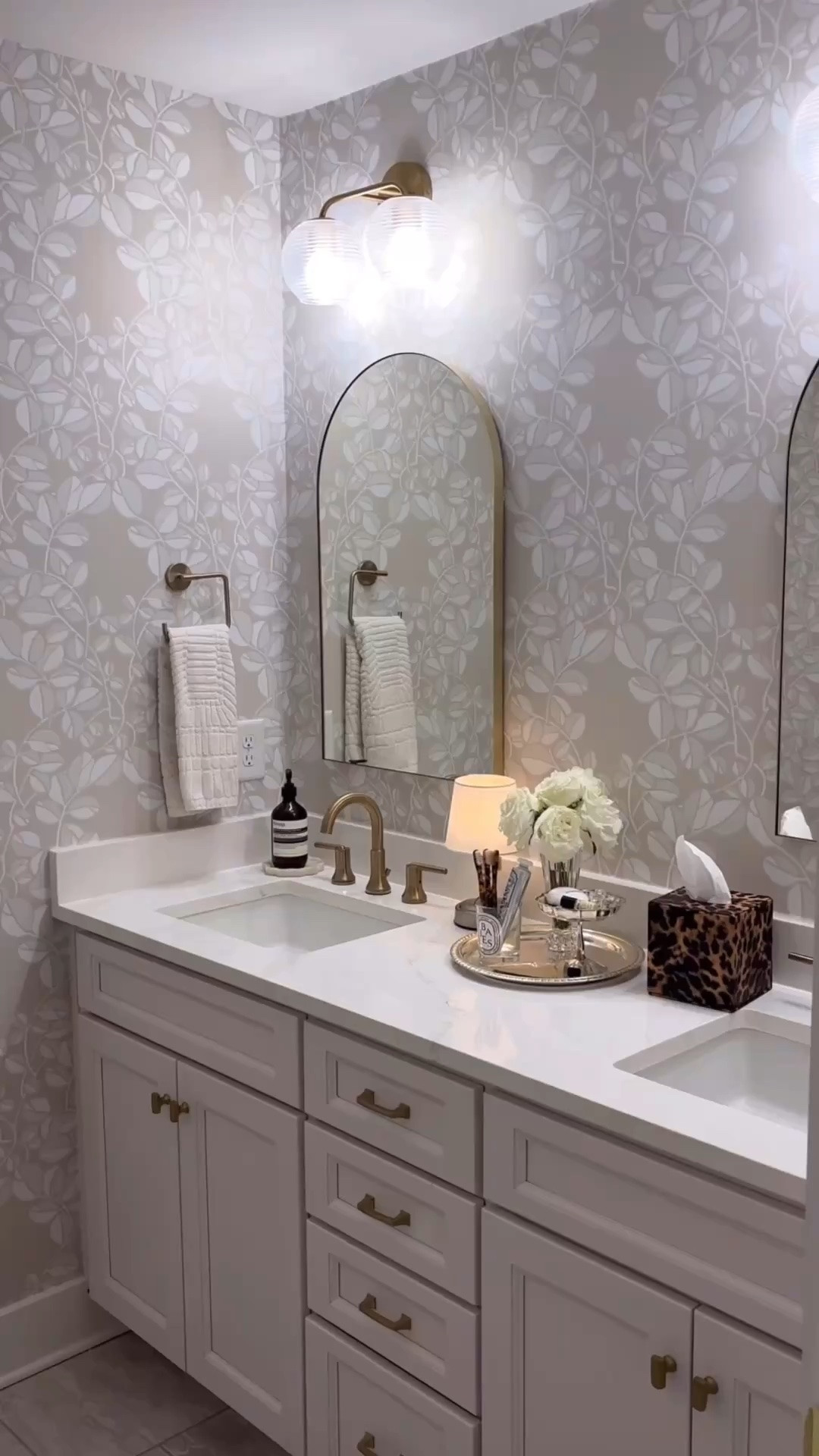 a vibe in the guest bathroom >cheers



Home decor, bathroom, tortoise, toiletries, must haves, necessities, essentials, guest bathroom, host, neutral, aesthetic, chic, sidneymarieduke

#LTKHome