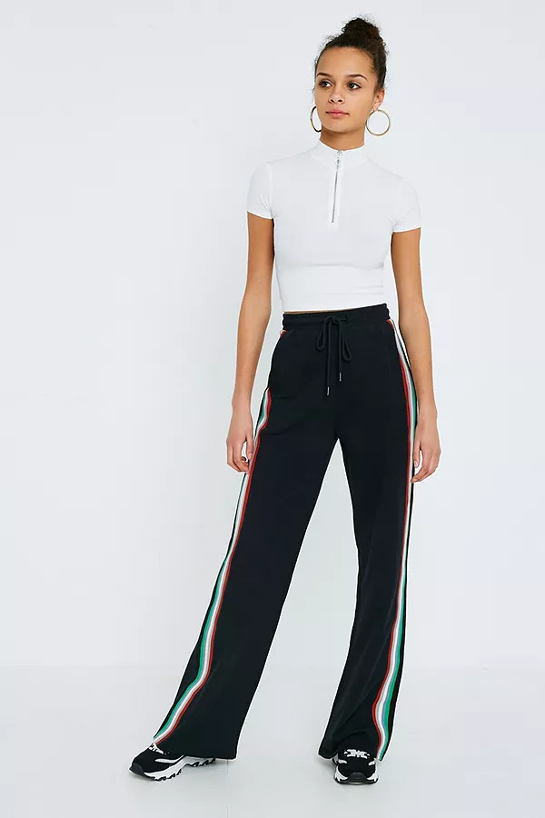 Urban Outfitters – Weite Jogginghose in Schwarz mit Regenbogenstreifen | Urban Outfitters AT-DE