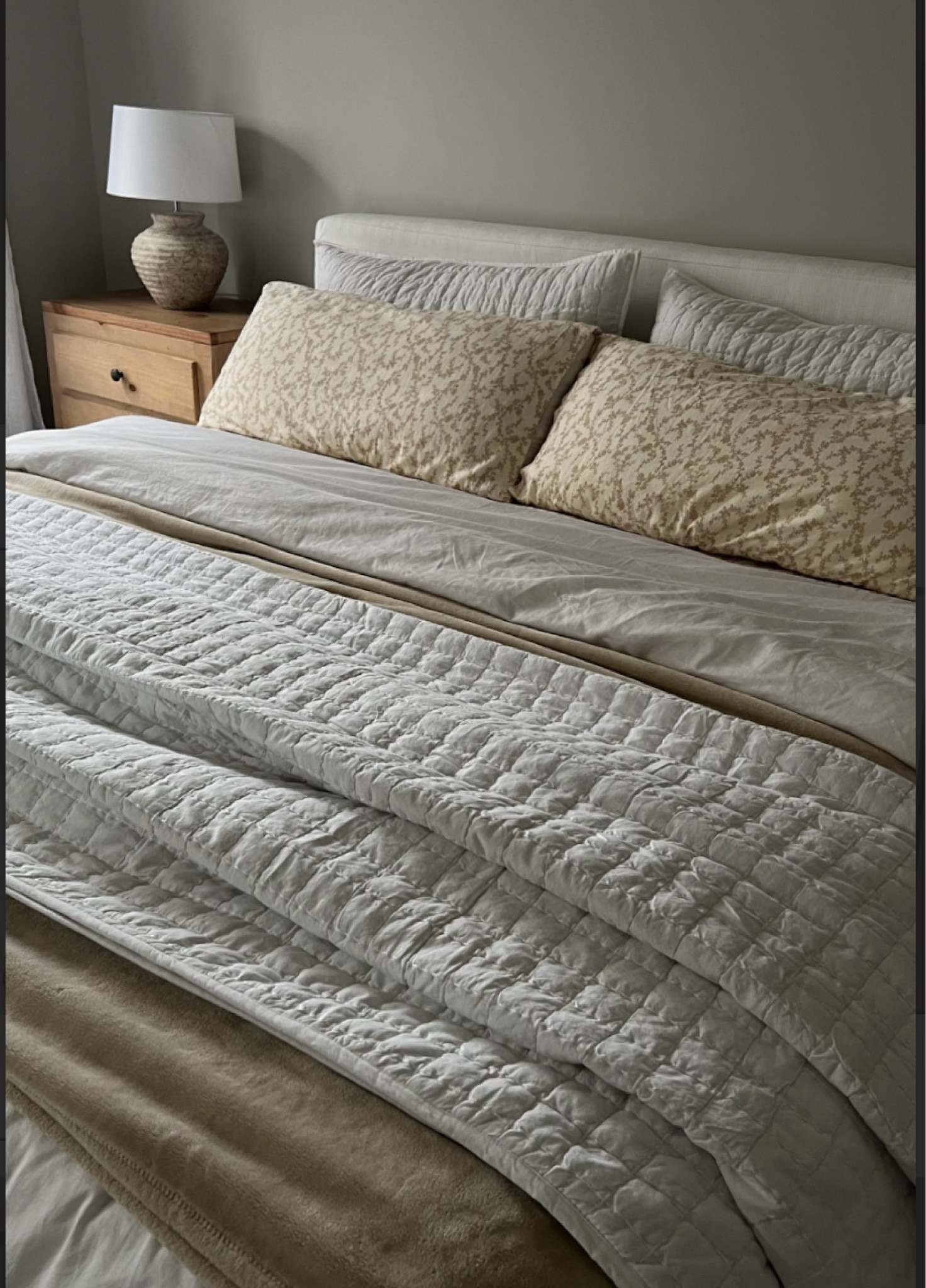 Cozy, layered, grandma-ish bedding >>


Coastal, floral, grandma, summer, home decor, chic, neutral bedroom, comforter, beachy

#LTKStyleTip #LTKHome #LTKFindsUnder100