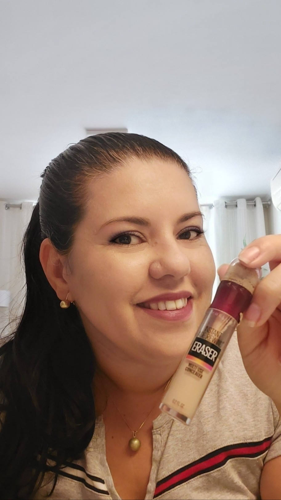 Use o Cupom: LTK10
Nós mulheres cuidamos da casa, mas também precisamos nos cuidar, né? O corretivo Eraser da Maybelline é meu segredinho para disfarçar as olheiras e aquelas manchinhas indesejadas que aparecem após os 40 🙈. Eu uso os tons 120 e 130 conforme a necessidade. E não é só ele, tenho alguns produtinhos maravilhosos que uso e amo! Porque nós merecemos! 💄✨


