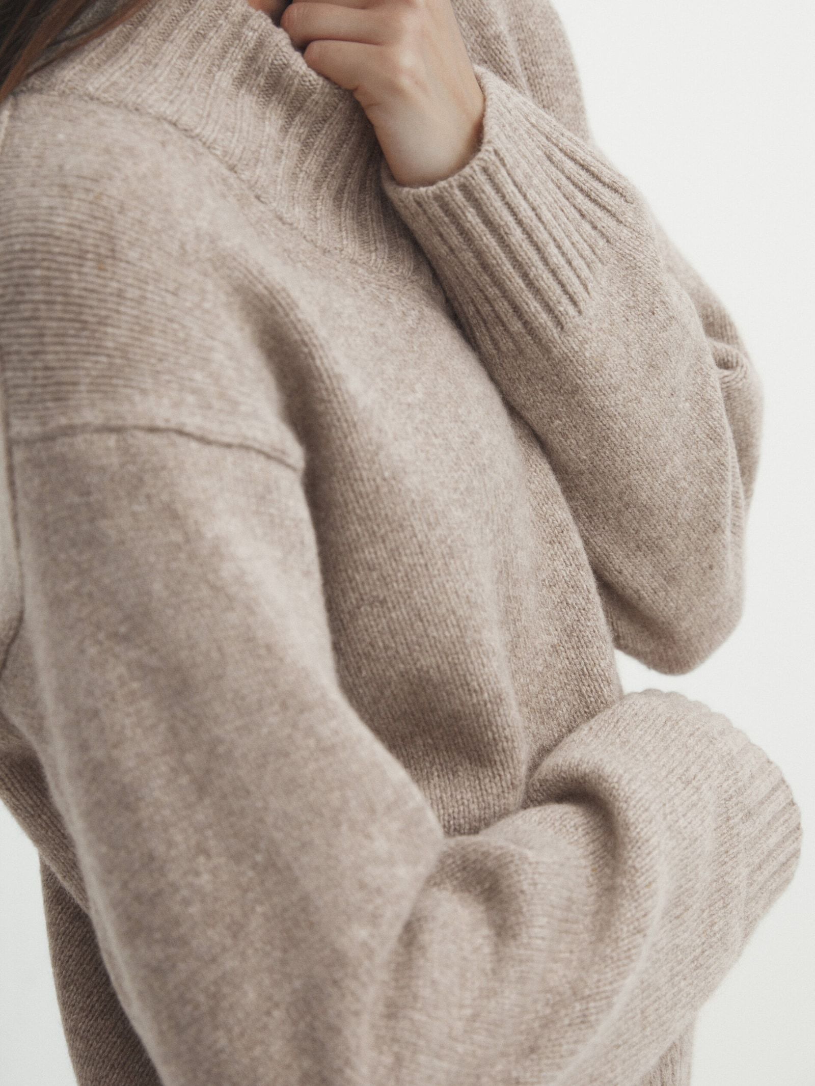Wool and cashmere blend high V-neck sweater | Massimo Dutti UK