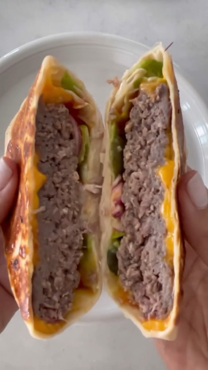 ✨Cheeseburger Crunch Wrap = your new go-to quick dinner 💯 Flavor-packed, fun to eat, and totally customizable—SAVE this for your next weeknight win!

Juicy burger patty topped with melty cheddar, pickles, lettuce, red onion, ketchup & mustard—all folded into a warm tortilla and crisped to perfection. 🥙✨

✅ High Protein (33 g) ✅ Family Friendly ✅ Ready in ~20 minutes

What you’ll need 👇: ✔️ Ground turkey or beef  ✔️ Low-carb tortilla  ✔️ Cheddar or American cheese ✔️ Ketchup & mustard ✔️ Dill pickles + red onion ✔️ Shredded lettuce & olive oil spray
 (Optional crunch: tostada shell, chips, or air-fryer fries!)

Get the full recipe on Skinnytaste: 👉 https://www.skinnytaste.com/cheeseburger-crunch-wrap/

❤️ For more crave-worthy, family-approved recipes, hit follow!
#cheeseburger #wraprecipes #easymeals #highprotein #crunchwrap