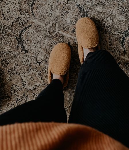 It’s officially slipper season! 

Got these cozy slippers in a couple colors. Camel and cream.

Camel slippers
Tan slippers
Sherpa slippers
Cozy slippers
Target style 
Black leggings
Target leggings
Joylab leggings
Loloi rug

#LTKstyletip #LTKfindsunder50