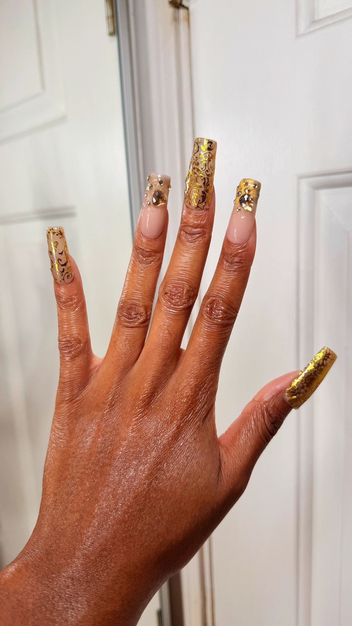 I made a set of long square gold lace foil press on nails 👀✨ I love the effect the transparent gold cat eye gel polish gives.

Y’all want a tutorial on how I did my nails? 💅🏾✨