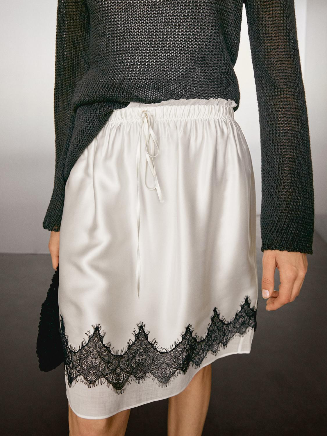 Satin skirt with contrast lace. Frayed finish. Adjustable drawstring waist. Flowing fabric. | Massimo Dutti UK