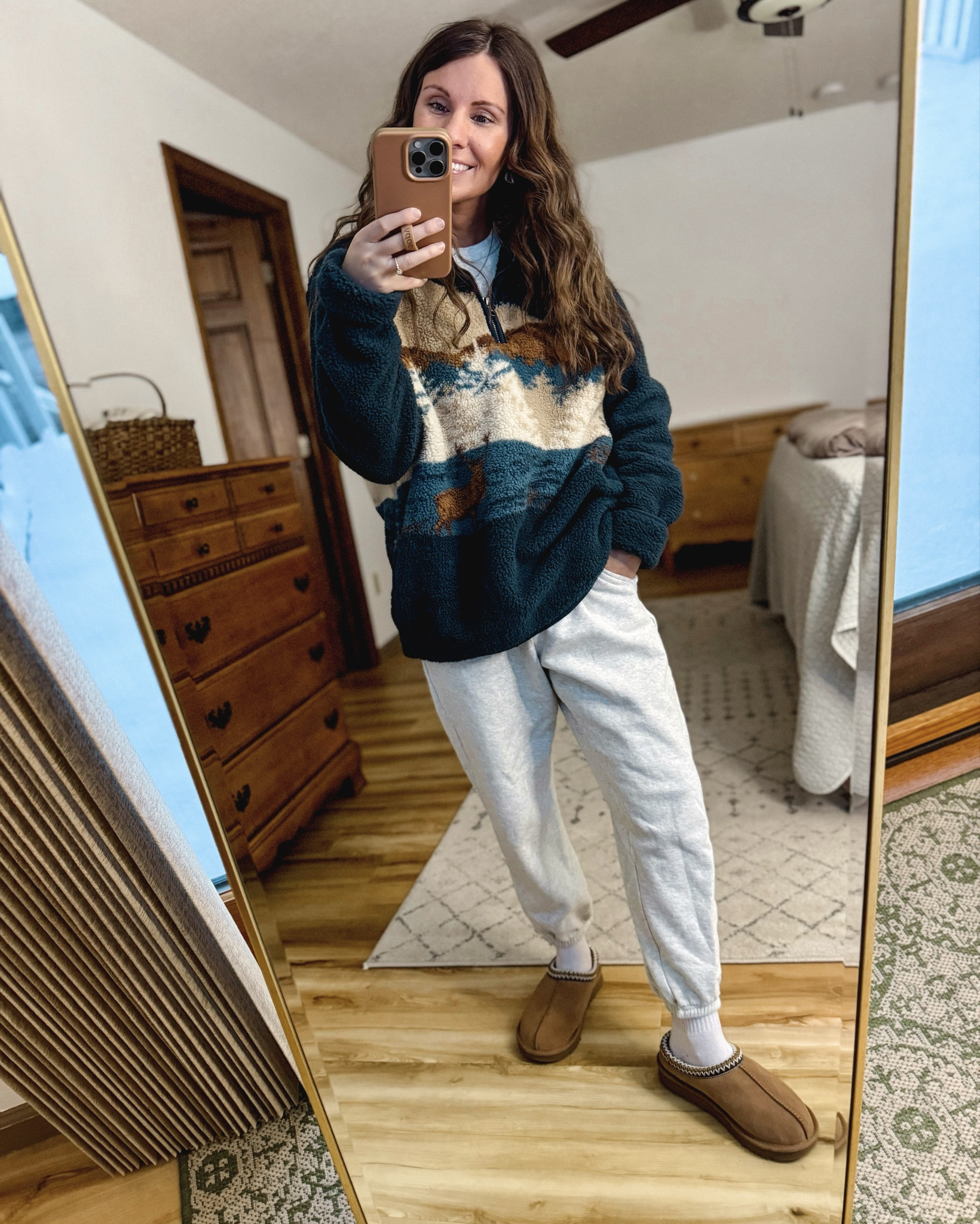 Wearing size small on my tee, small on my sherpa (it’s from the men’s department) and my sweatpants are older so I linked similar ones. My Uggs are size 6 and fit true to size (also linked similar ones). 
