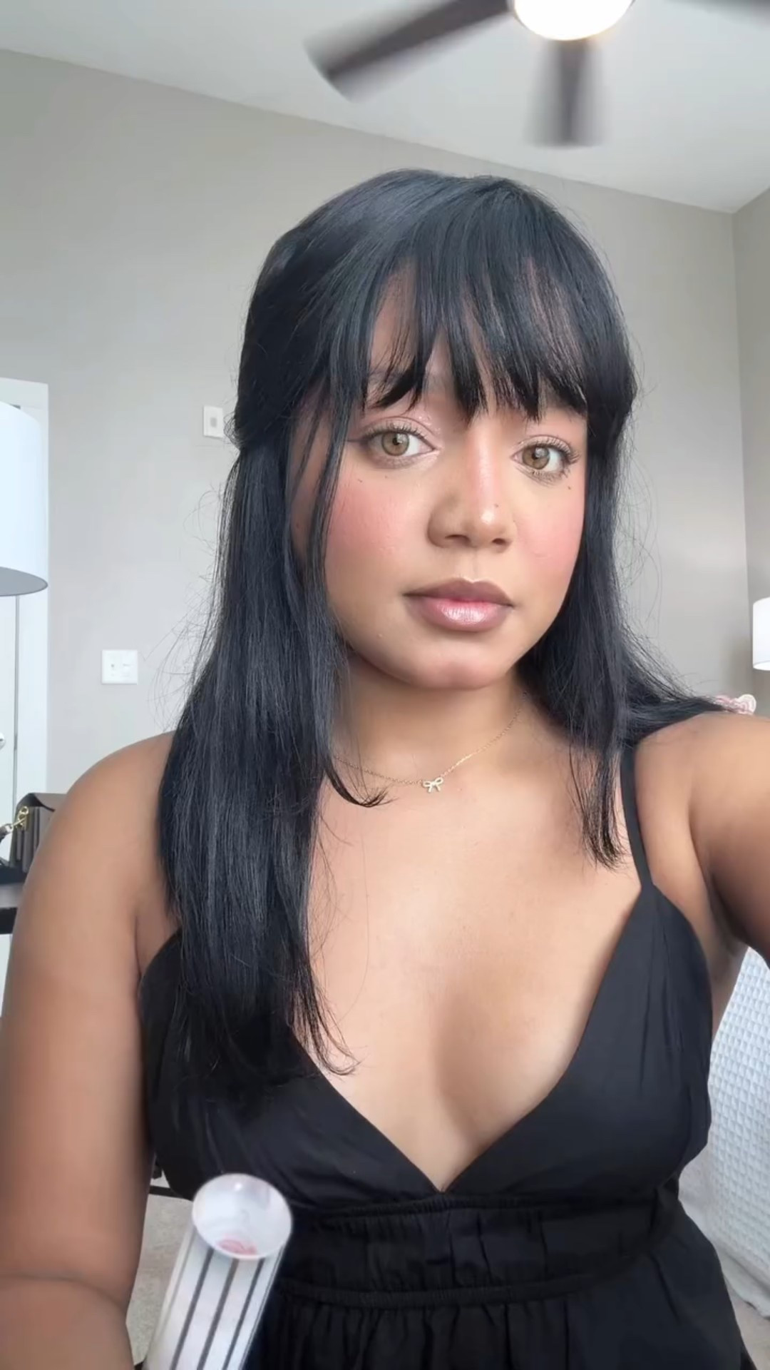 Simplesmente impactada com esse lançamento da @maccosmeticsbrasil .
O Lipglass Air é tudo! Super leve, nada grudento, sem aquele efeito “babinha” 
E o melhor, combina perfeitamente com o tom dos meus lábios! Amei real muitoooo. 💫🧋🪽

〰️

.
.
.
.
.
#MACLipglassAir #maccosmetics #maclipgloss #glossperfeito #gloss #belezareal #reviewmakeup #makeuptrend #beauty #lipglosslovers #beleza #testando  #achadosdebeleza #favoritodavez