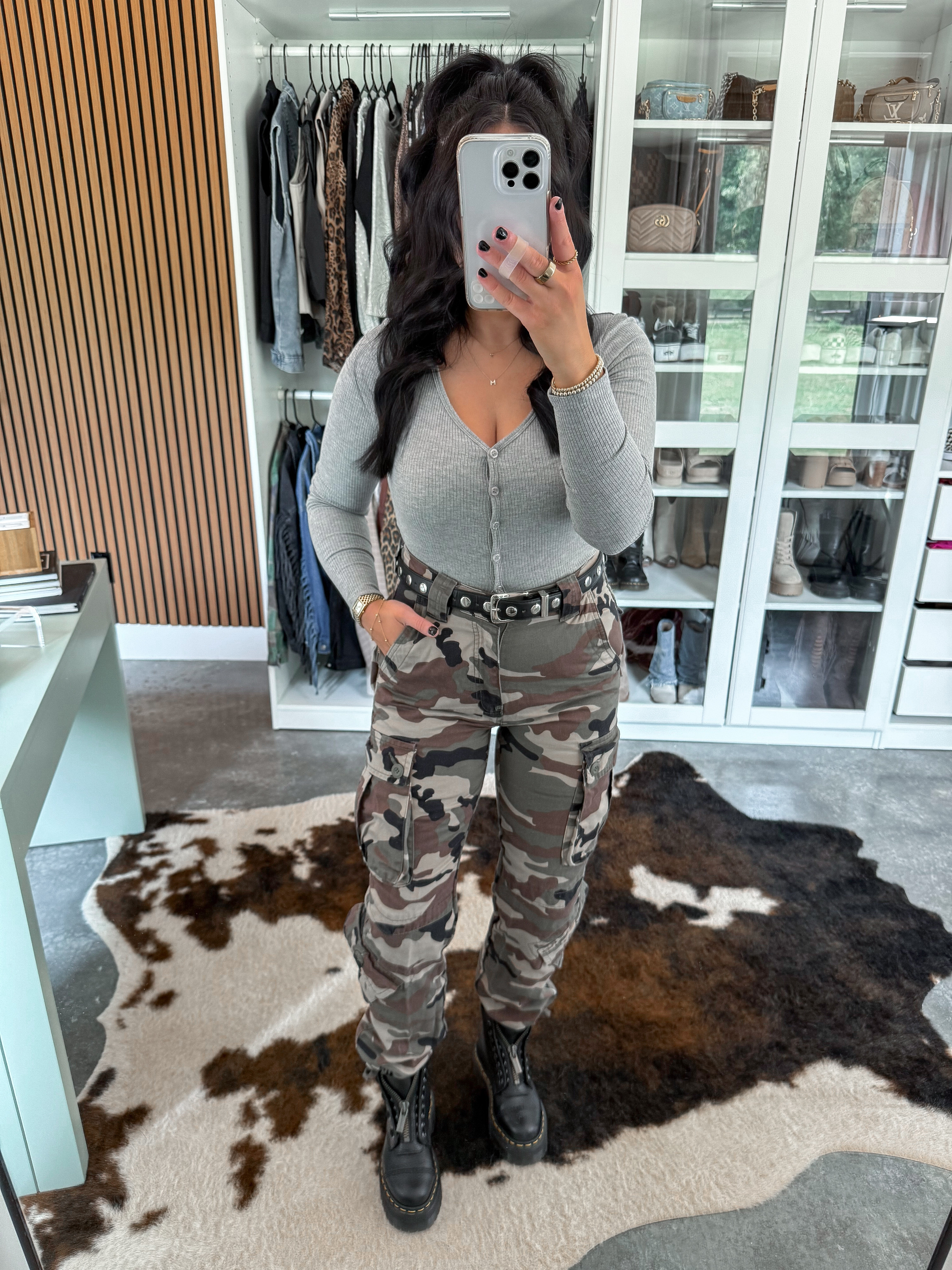 Simple but Edgy Fall OOTD 🖤

Top - small (grey color) should have done a medium for more room in the bust though!
Belt - 27-31
Pants - 28 (gray max color)

I love how simple this look is! It gives an edgy vibe, but with minimal effort and still super simple. 👏🏼 I paired these camo cargo pants with this grey ribbed top, added this black and silver studded belt & finished the look with my platform docs! 🖤

 

 #LTKFindsUnder50 #LTKFindsUnder100 #LTKShoeCrush