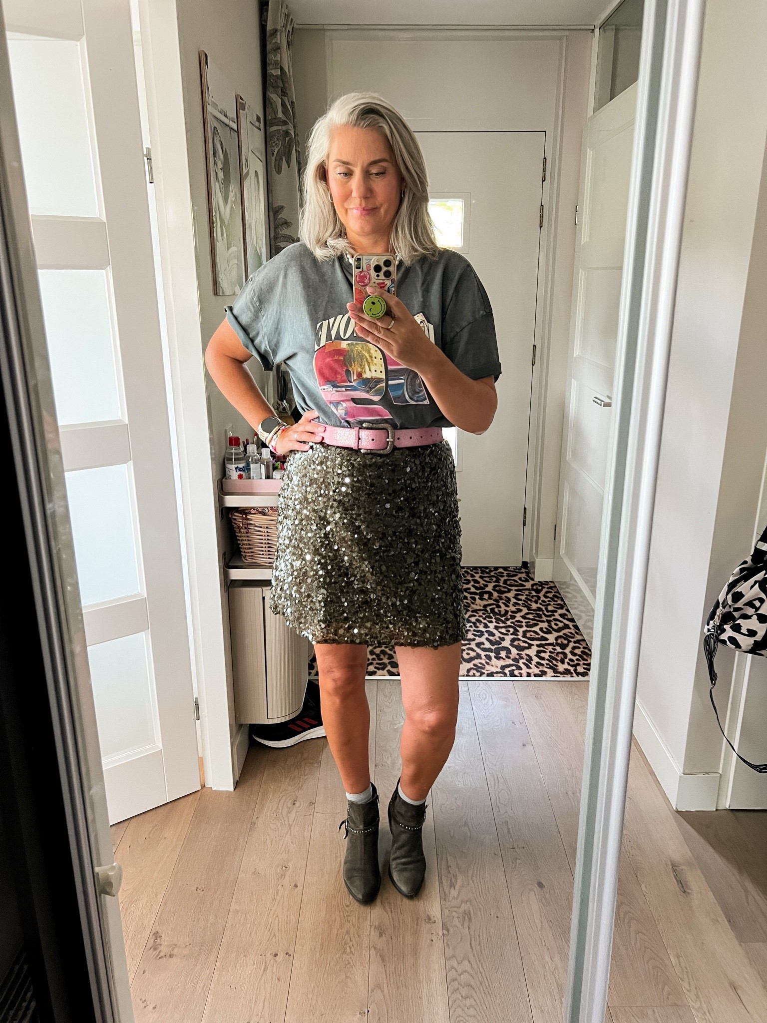 OOTD - Donderdag. Grijs t-shirt met print (Most Wanted, M) op een olijfgroene pailetten rokje (L), roze riem is een tweedehands vondst en de groene suède laarsjes zijn heeeeel oud van Manfield.

#LTKnederlands #LTKeurope #LTKsummer