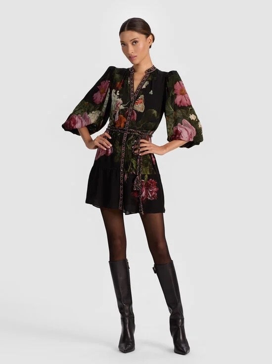 Gorgeous dress ! Luv the black and floral look. 🌸💐🌺🌷