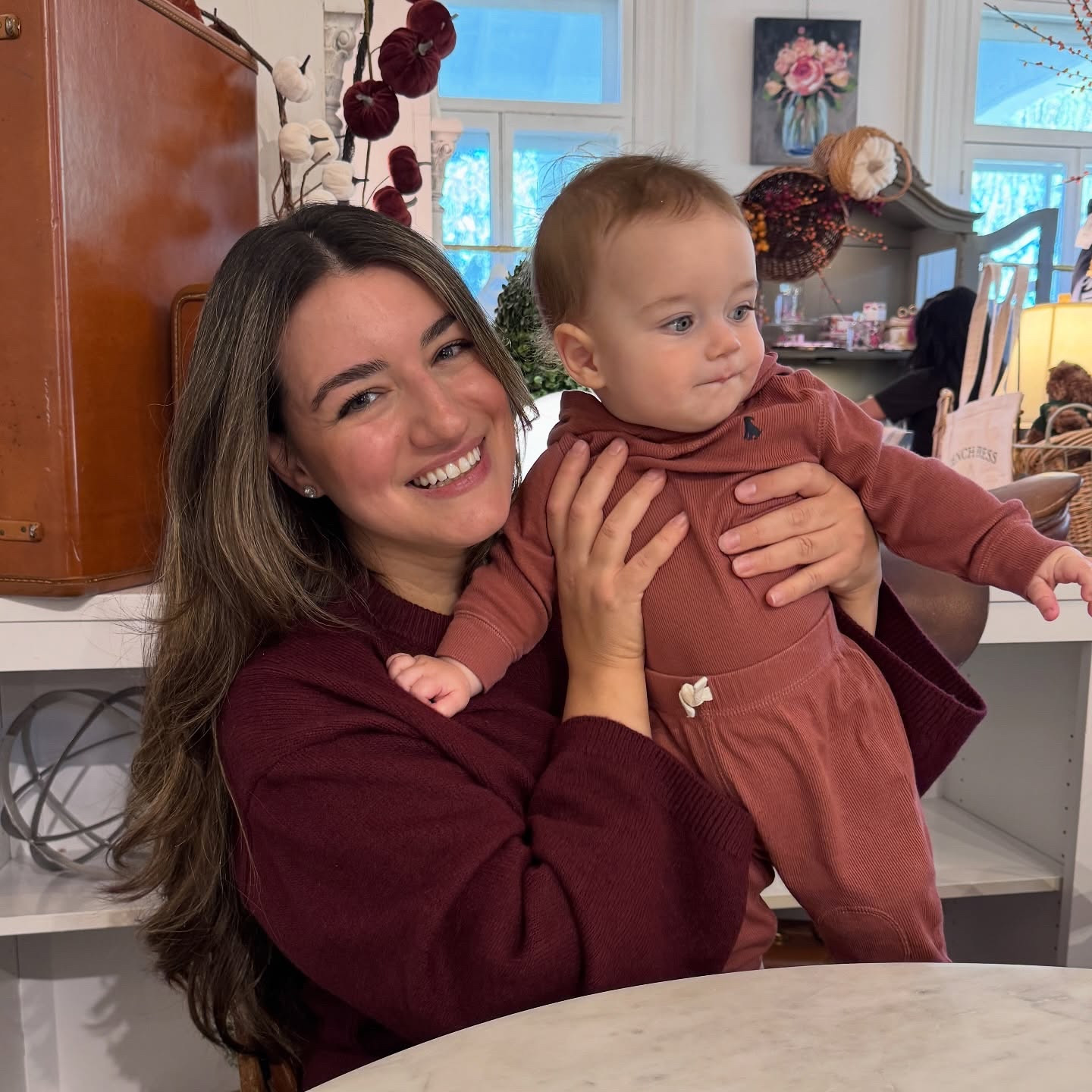 Swipe to the end 🥹 One thing about Alex is that he’ll take a moment to say “hi” or “bye” whenever he can 🫶🏻✨
.
.
@a.frenchpress @stephensnick22 
Fall, October, motherhood, baby, mom, coffee, postpartum