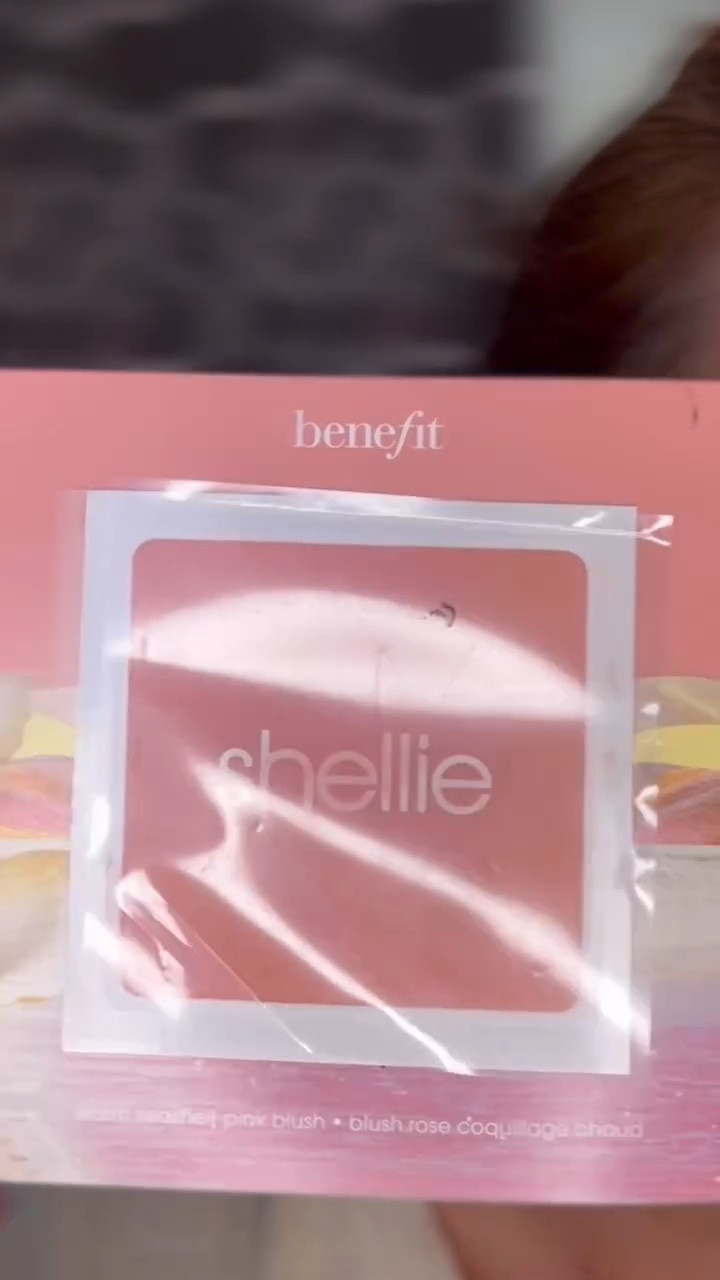 Blush @benefitbrasil em pó com acabamento macio e sedoso em uma gama de 12 cores versáteis para todos os gostos e tons de pele. 
São facies de construer camadas para os dias que voce quer uma cor mais leve ou para quando voce quer um pouco mais de drama. 
Eu fiquei realmente impressionada com o acabamento e sutileza do blush!
Recomendo !! 🥰❤️
.
.
.
#blush #benefit #dicasdemaquiagem #dicasdebeleza #beautyinfluencer #beautybloggers #creator