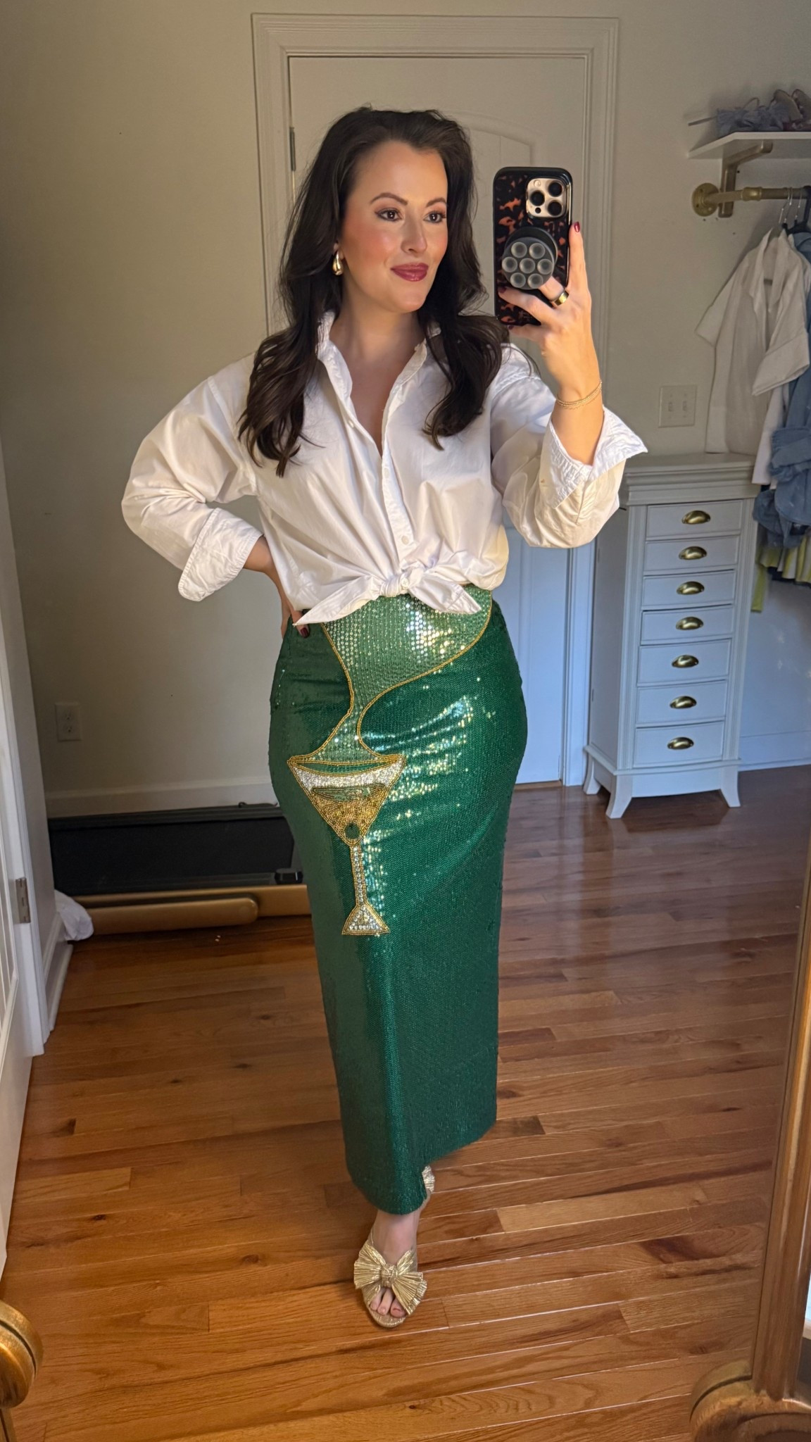 Dillards x The Nat Note collections green sequin midi skirt martini 🍸
Holiday outfit idea perfect for the glam girl
Classic white button up 

Green sequin midi skirt (size 4)

#LTKHoliday