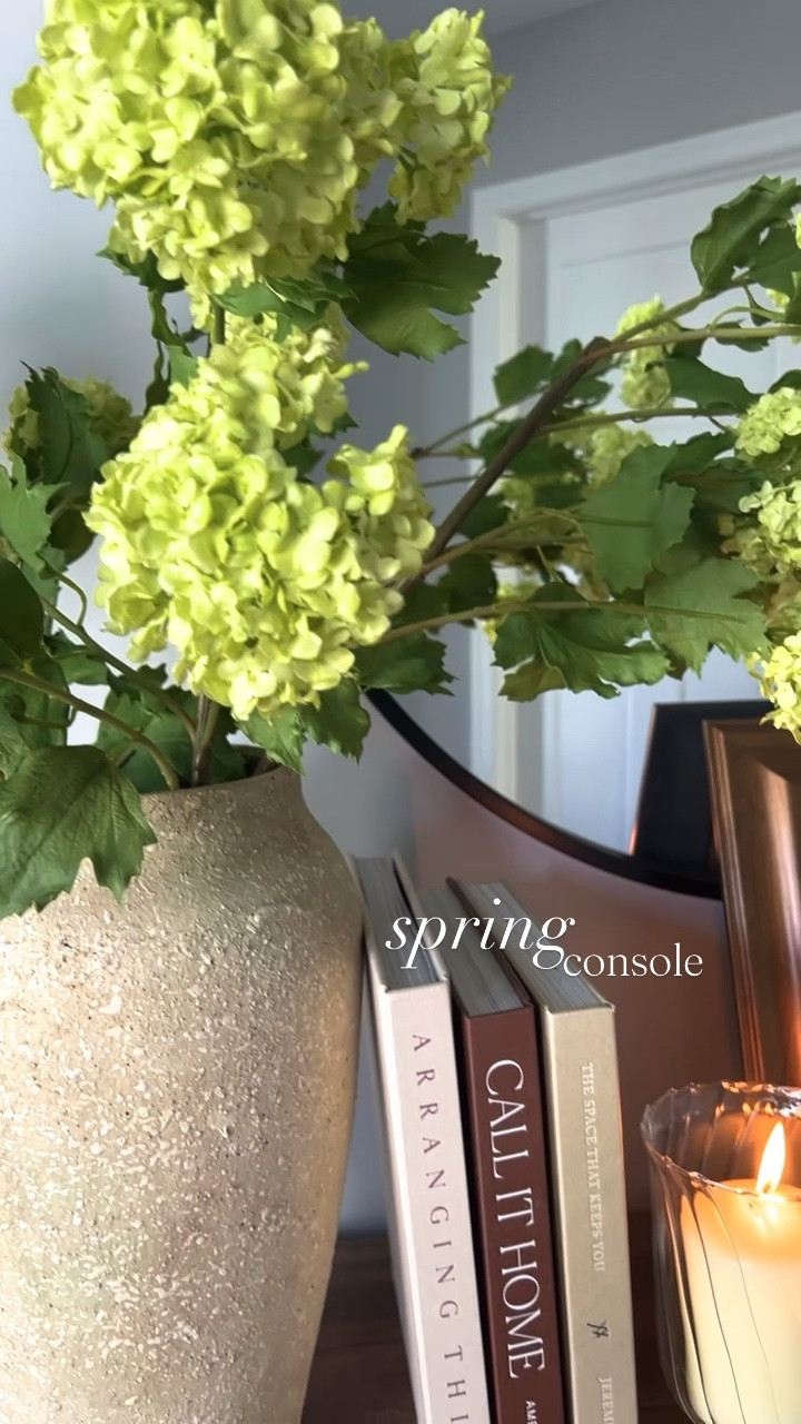 Spring has entered the entryway! It’s the green snowballs for me 🤌🏽

Spring Decor | Home Decor | Console Styling | Entryway | Vase Styling | Table Styling | Spring Florals | Faux Stems | Spring Throw Blanket | Coffee Table Books | Table Lamp | Amazon Finds | Target Finds

#LTKHome #LTKSeasonal