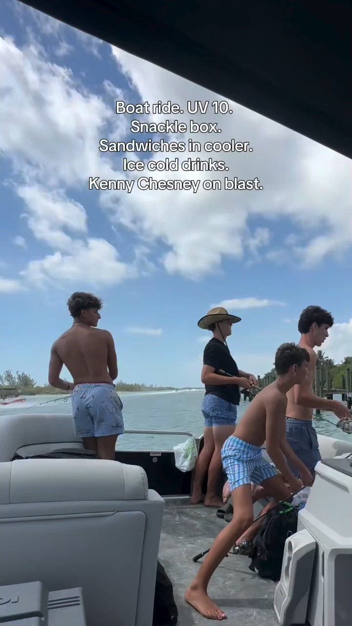 💦It’s starting to smell like sunscreen, salt water, and summer memories ☀️🌊
hang tight 🤙🏽
•
•
•
#boatlife #boating #real #summer #summermemories