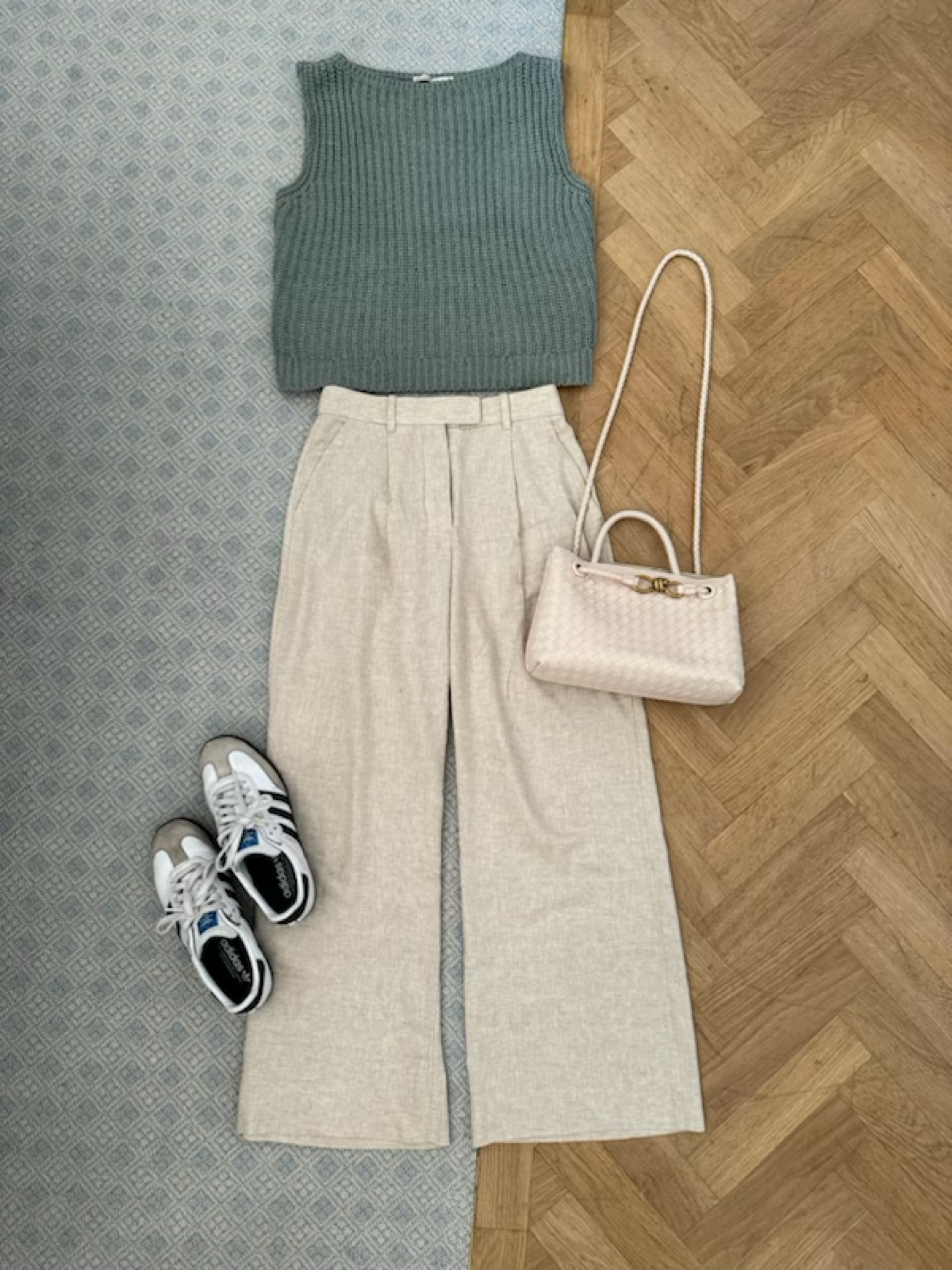 London outfit
Top — Abercrombie
Pants — Abercrombie
Shoes — samba sneakers
Bag — Amazon 

#LTKFindsUnder100 #LTKFindsUnder50 #LTKSaleAlert