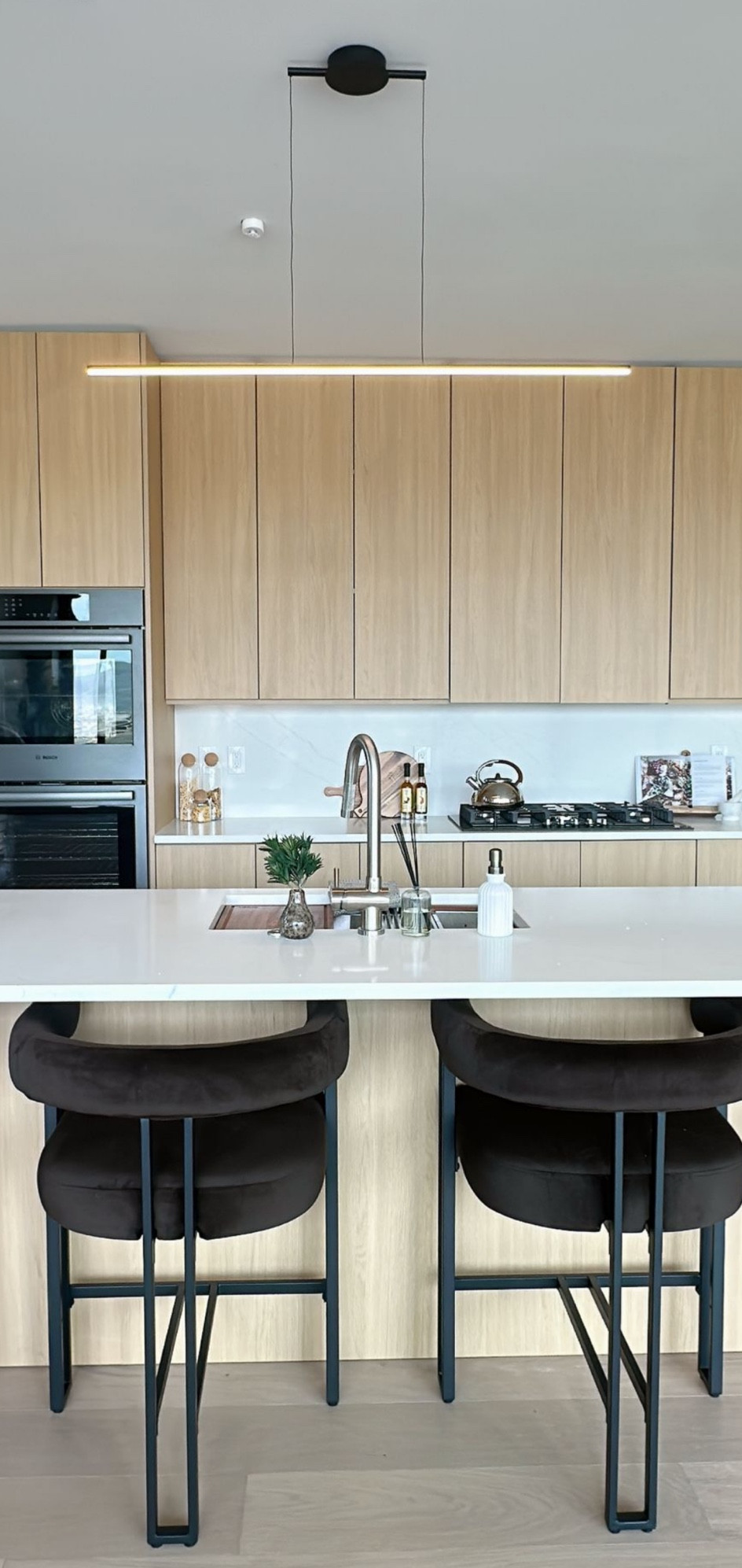 Obsessed with these counter stools 🖤🖤

#LTKhome #LTKfamily #LTKstyletip