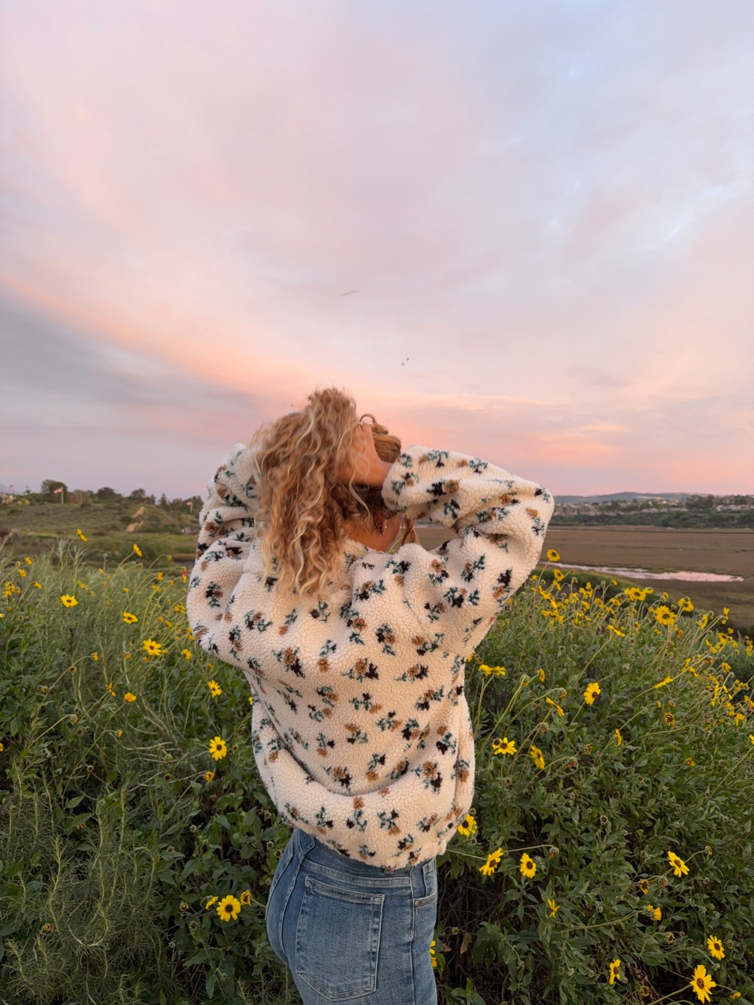 this fleece screams spring 🤍🌞💌🌼🌸